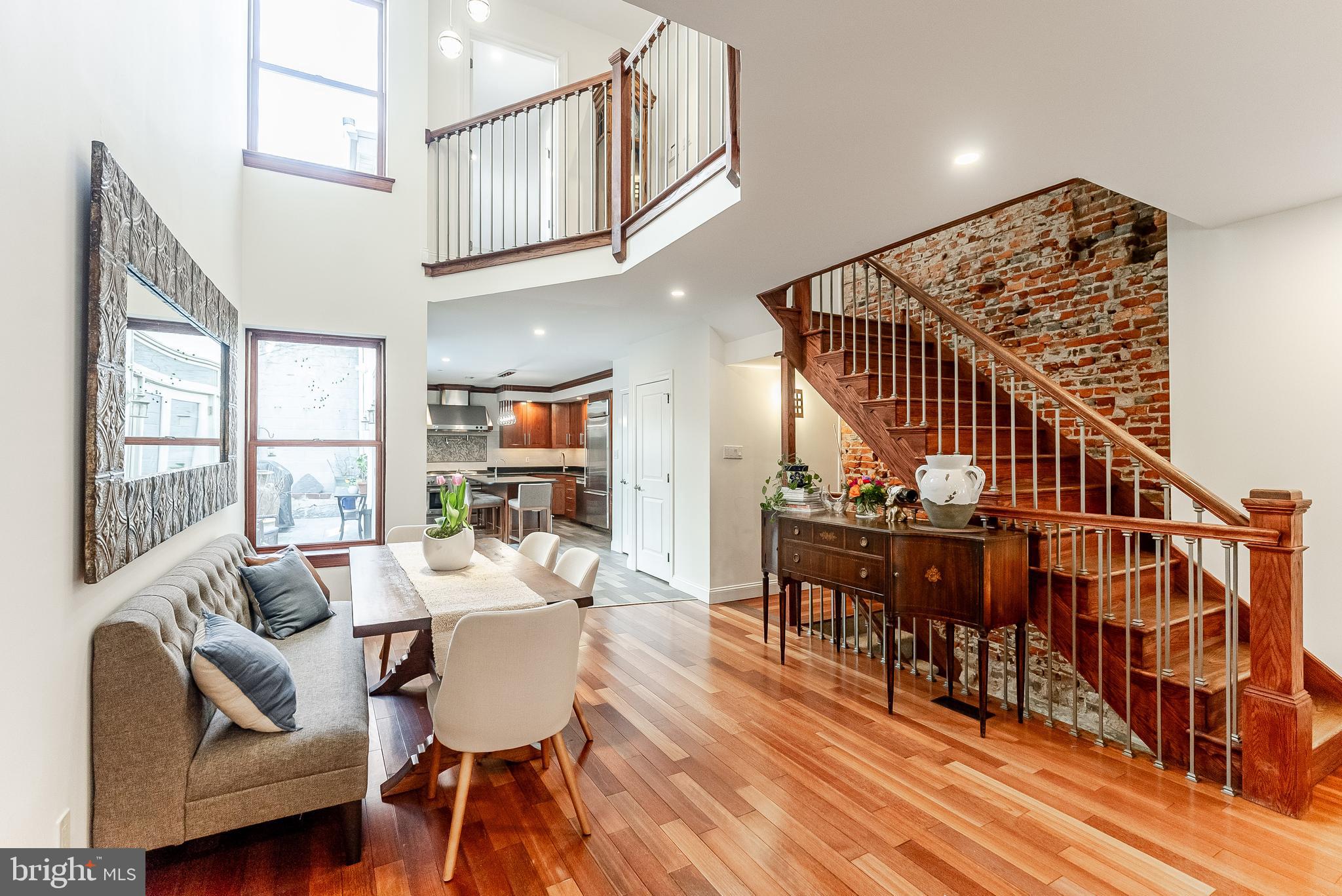 QUEEN VILLAGE - Residential