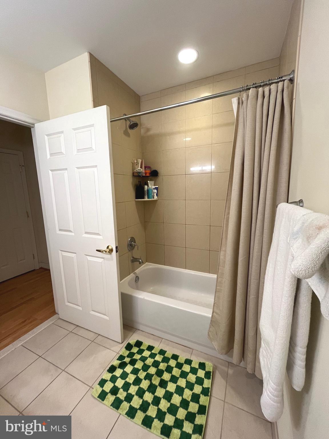 LOGAN SQUARE - Residential