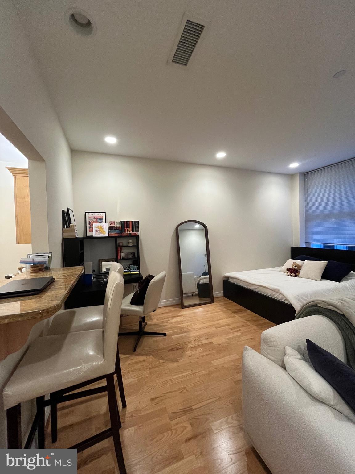 LOGAN SQUARE - Residential