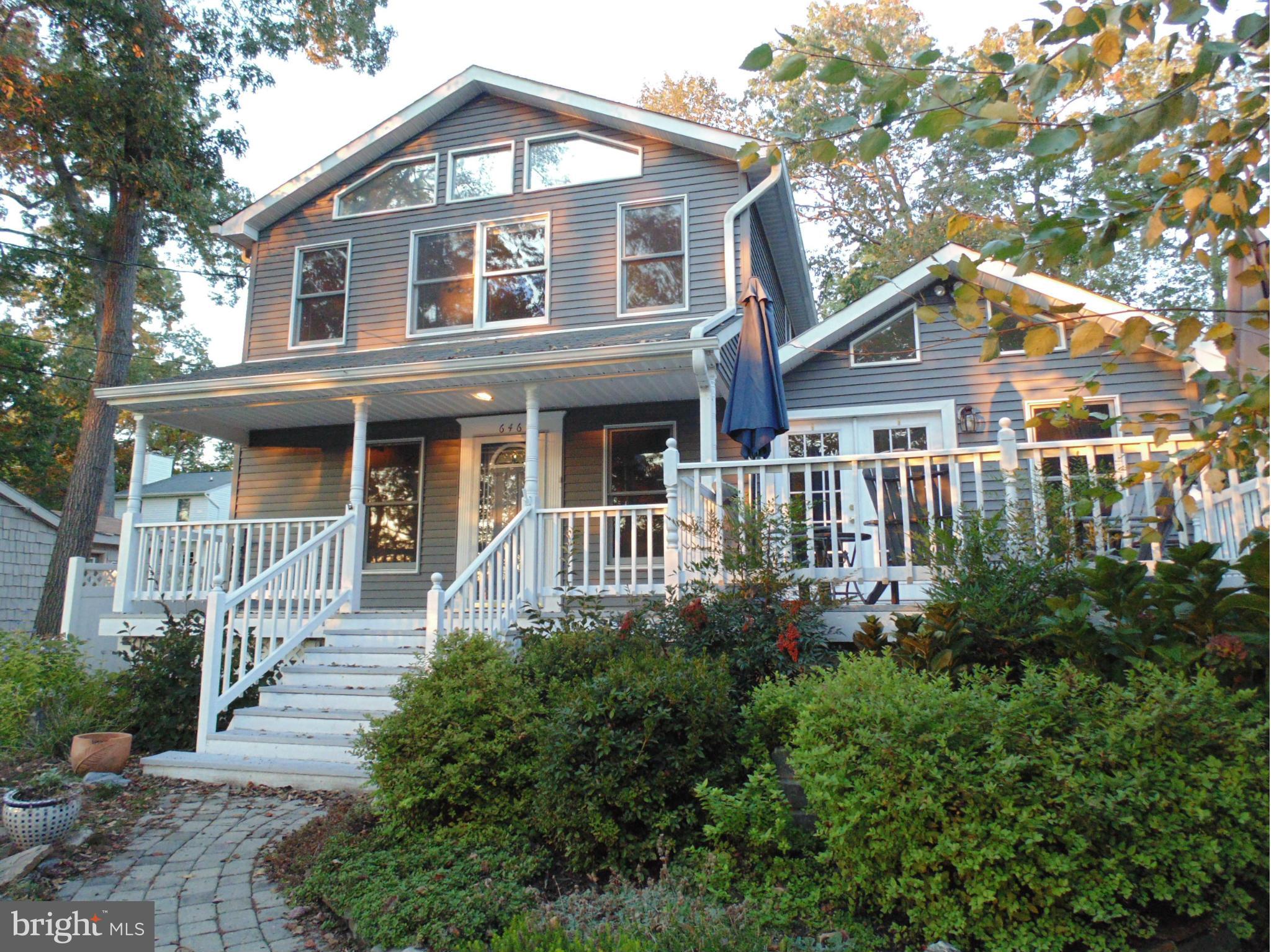 ENTIRE UPPER LEVEL MASTER SUITE W/ WATER VIEW, SITTING ROOM, WALK-IN CLOSET, & LUXURIOUS SUPER BATH**GORGEOUS WOOD LAMINATE FLOORS THROUGHOUT**FAMILY ROOM JUST OFF KITCHEN W/ VAULTED CEILINGS & FRENCH DOORS TO FRONT DECK OVERLOOKING WATER**HUGE BACK DECK FOR EASY BARBECUES & ENTERTAINING**QUICK ACCESS TO MAJOR HIGHWAYS FOR EASY COMMUTE**NEARBY SHOPPING, RESTAURANTS, & RECREATION**SEE IT TODAY!!