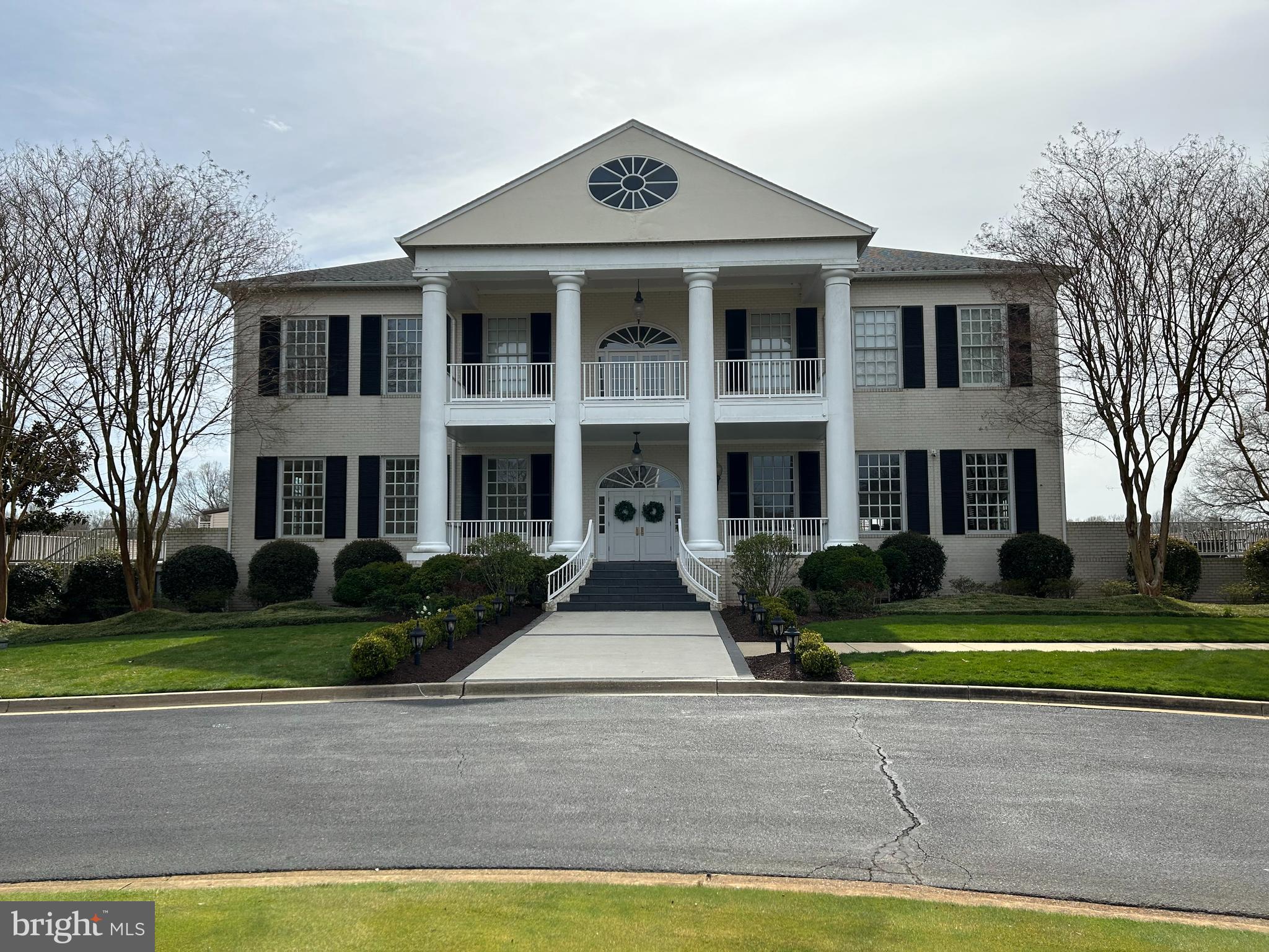 OLD SOUTH COUNTRY CLUB - Land