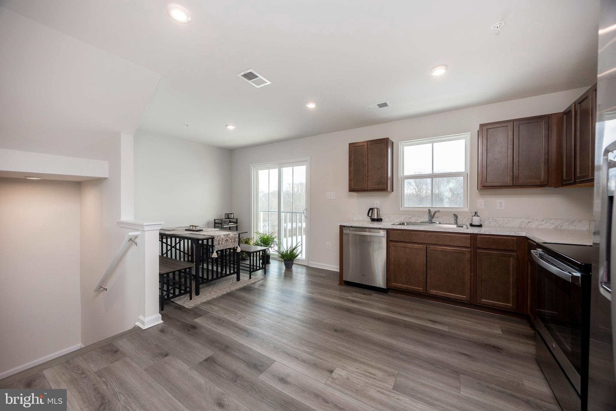 VALLEY SQUARE TOWNS - Residential