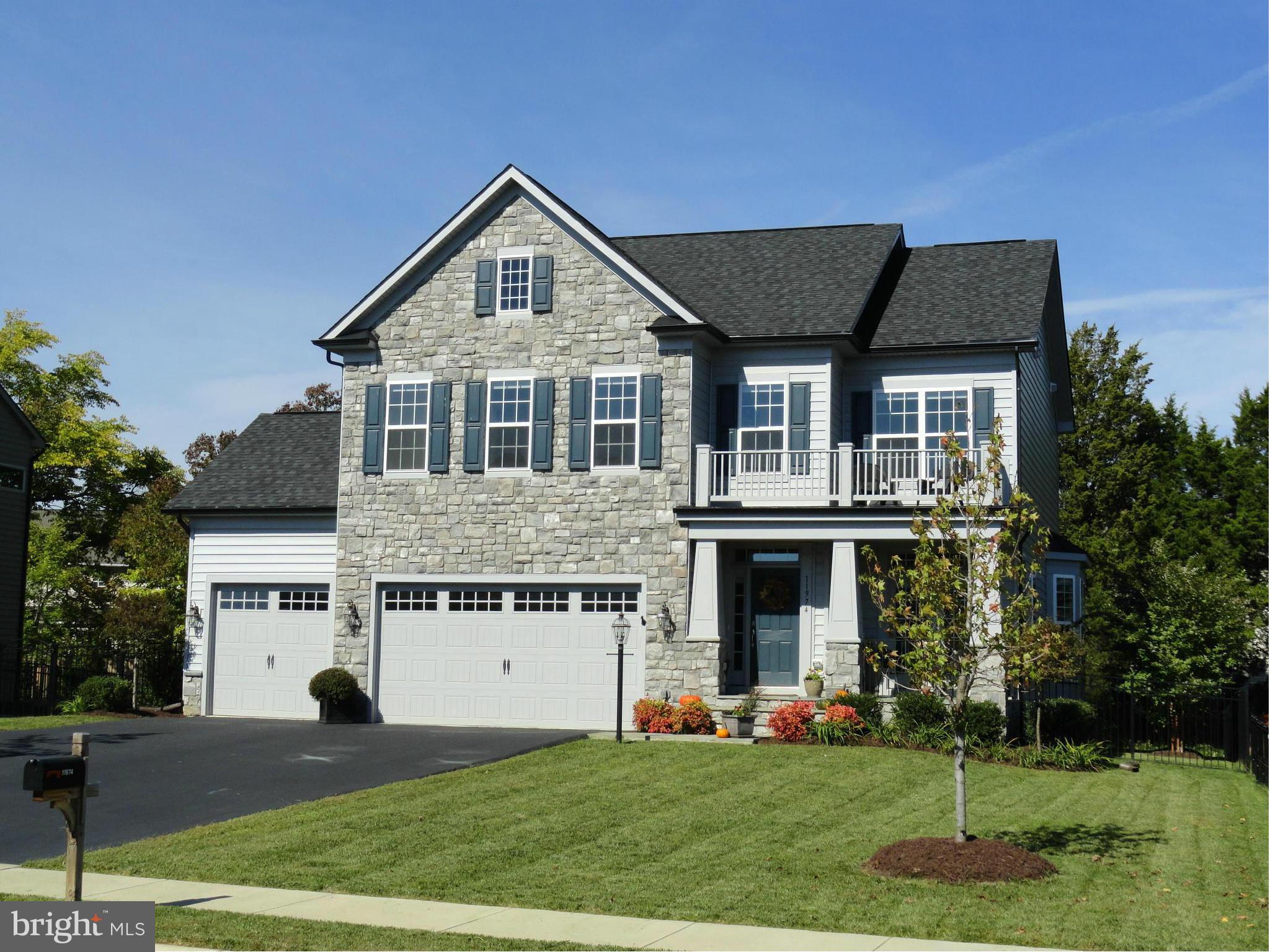 3 car garage! No HOA!   VRE!! Stone front home with amazing kitchen and master bath!  Sit out front on the stone front porch or have coffee on the back lanai with ceiling fan! Hardwood fls, granite, stainless appliances! Trey ceilings, crown mouldings, his/her closets, amazing duel head shower w/seat in master bath. 6ft soak tub,  one year home warranty provided w/ use of Tepeyac title,  MORE!!!