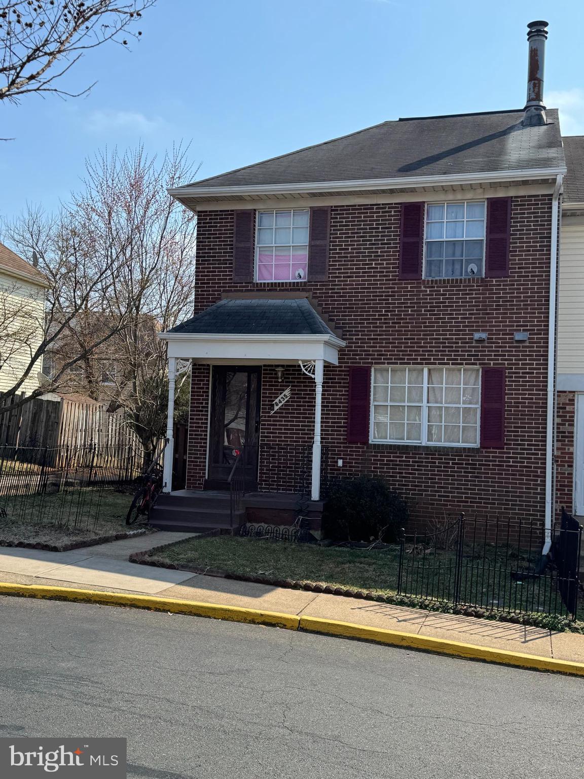 !! CORNER 3 LEVEL END UNIT BLAIR MODEL-  BRICK FRONT W/PORCH-LV RM W/FIRPL-SEP DN RM-EAT IN KIT W/LARGE WALKING IN PANTRY- FULL FINISHED BASMT . IN THE LAST TWO YEARS KITCHEN HAS REMODELED , MOST LIGHT FEATURES UPDATED, DECK, FENCE.!! THIS TOWNHOUSE IS GOING TO BE READY TO MOVE BY APRIL 1 , EXCUSE THE MESS !! OWNER PREFER TO USE THE SERVICE OF VESATILE TITLE AND ESCROW. PROFESSIONAL PICTURE WILL COME ONCE IS VACANT.