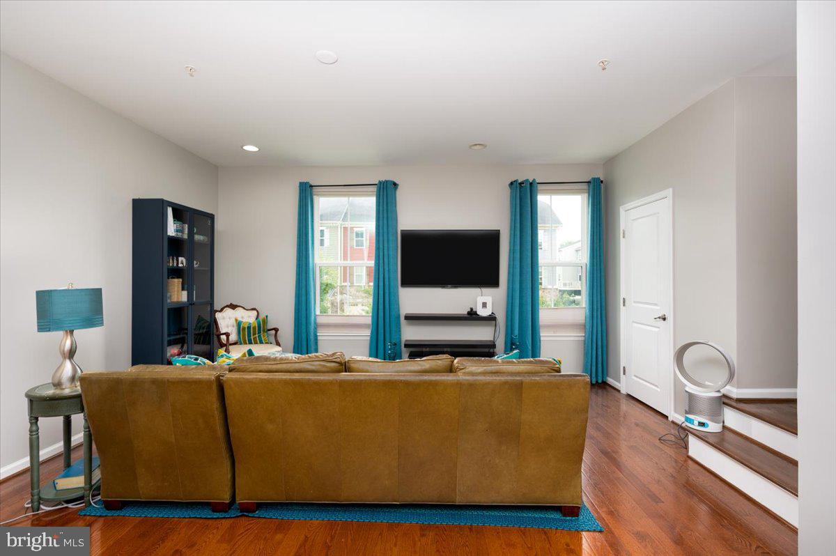 CREEKSIDE VILLAGE - Residential
