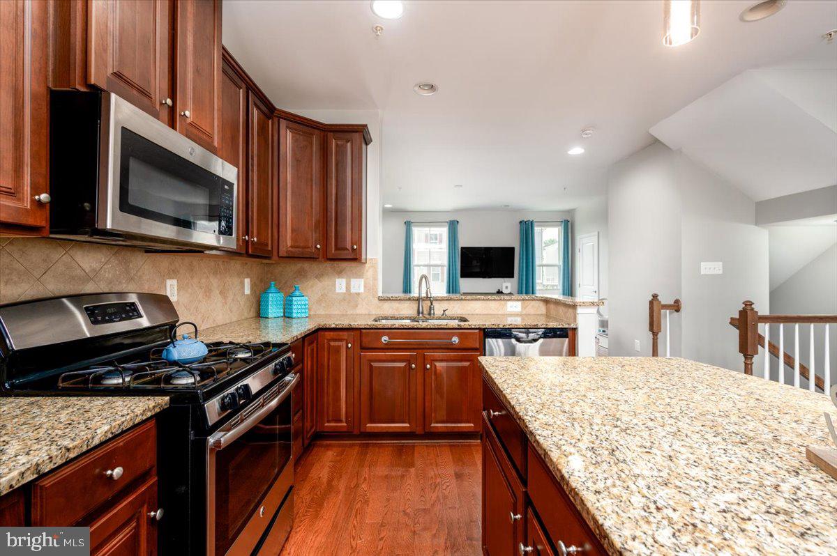 CREEKSIDE VILLAGE - Residential