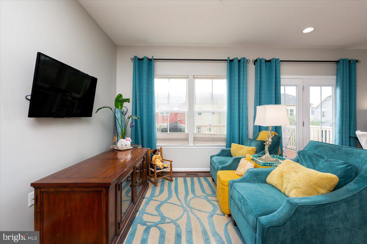 CREEKSIDE VILLAGE - Residential