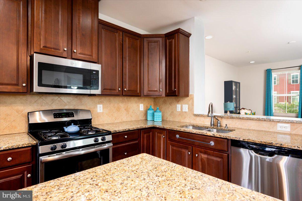 CREEKSIDE VILLAGE - Residential