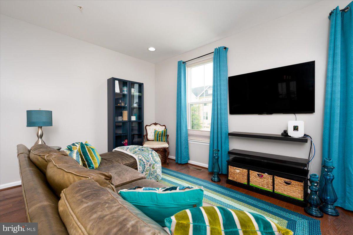 CREEKSIDE VILLAGE - Residential