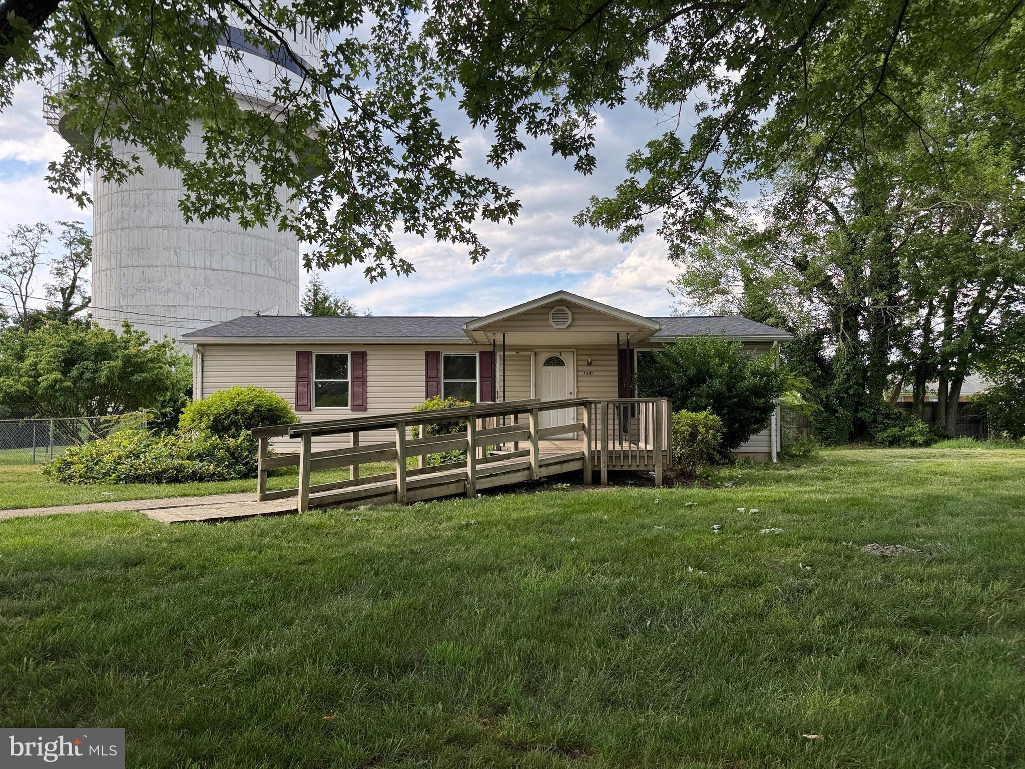 3 Bedroom 1 Bath   home conveniently located in Shepherdstown.  Convenient to shops, restaurants, college, and recreational C&O Canal & River.

 “This property is subject to a 3-5-Day First Look Period. Seller will negotiate ALL offers after the period expires.”

Buyers should exercise due diligence to verify all information & property details.