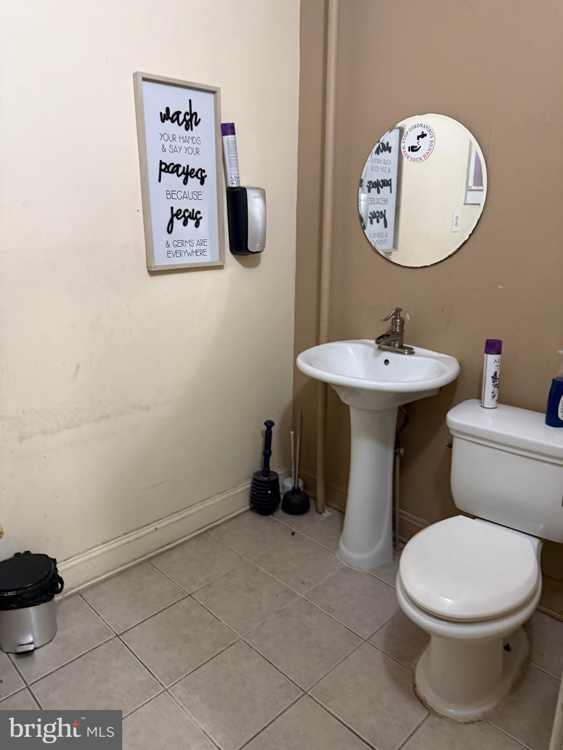 Main image without alt text
