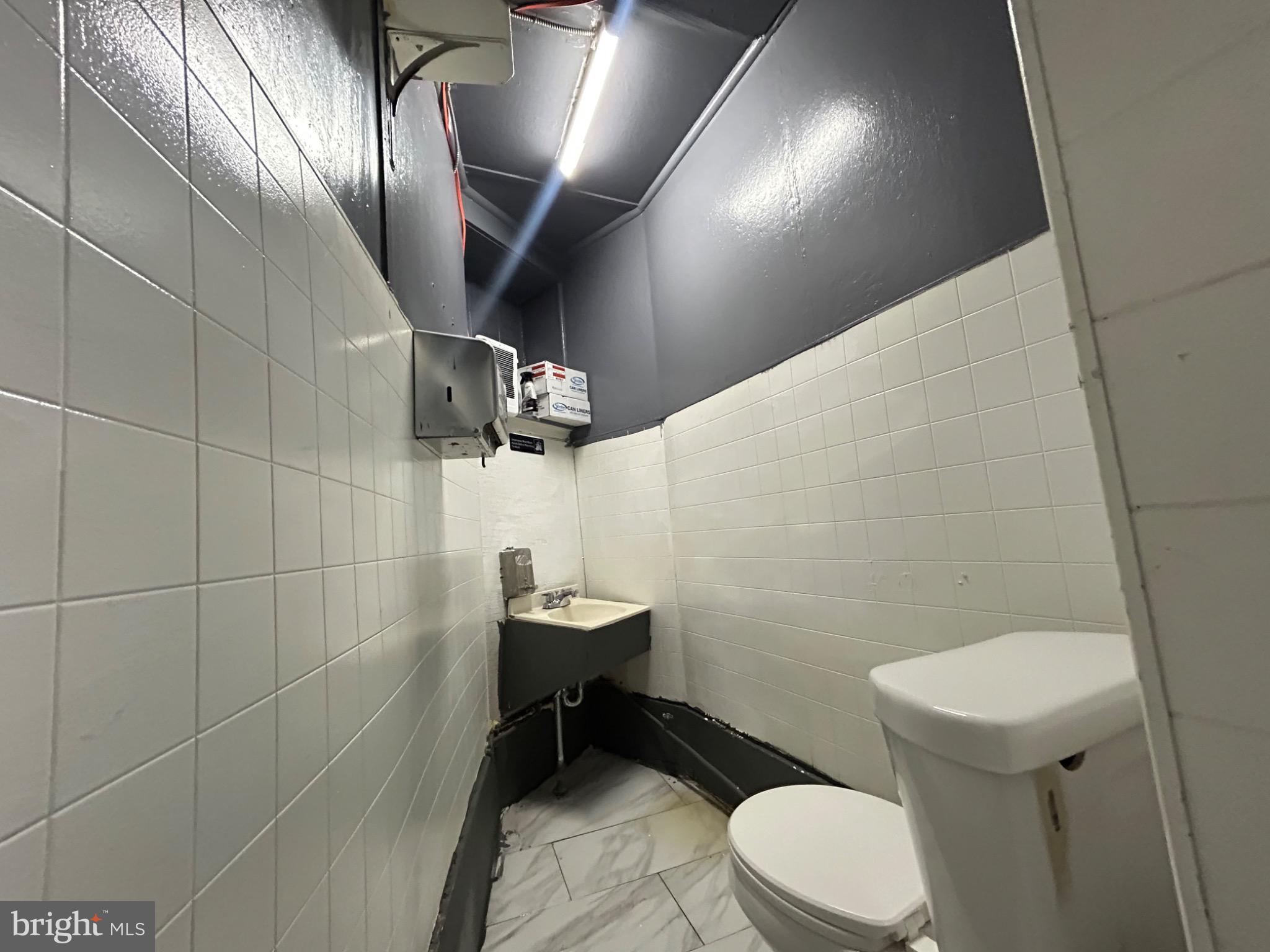 EAST OAK LANE - Business Opportunity