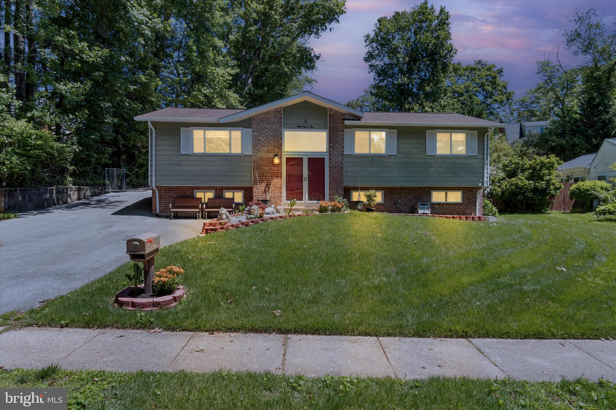 Spacious & beautiful, move-in ready 3 bedrooms and 3 baths home in sought after neighborhood - the highly desired West Springfield school pyramid! NO HOA. Plenty of parking spaces.
Upgrades: Roof-2019; Water Heater-2021; Refrigerator-2019; Washer & Dryer-2013; Complete renovation of all 3 bathrooms-2013; All basement windows-2013; Basement floor -2013; Basement plumbing system-2013.
Minutes to shopping, dining, golf, and highways.