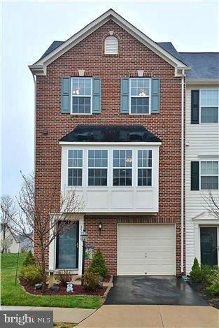 End unit townhouse on a quiet lot backing to trees! Gourmet kitchen w/ stylish glass tile backsplash & gleaming hardwood floors opens to the dining rm & living rm and lower level, great for entertaining guests. Spacious deck w/ peaceful wooded views & LL w/ gas fireplace. Luxurious master ste w/ huge walk-in closet & vaulted ceilings. Fresh paint in home. Great location! Walk to schools & community trails, pool & playground.