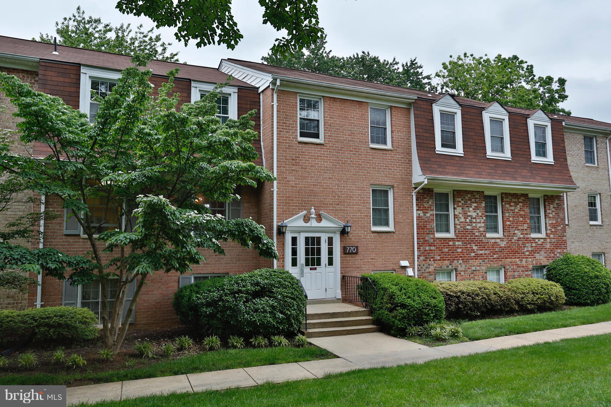 Prime location in the complex, very private top floor large condo facing courtyard. Best floor plan with foyer, separate dining room and eat-in kitchen,large bedrooms, generous closet space. Move-in ready, very clean and completely updated, brand new HVAC system, replaced windows. Condo fee includes all utilities, parking and pool. Pets friendly.