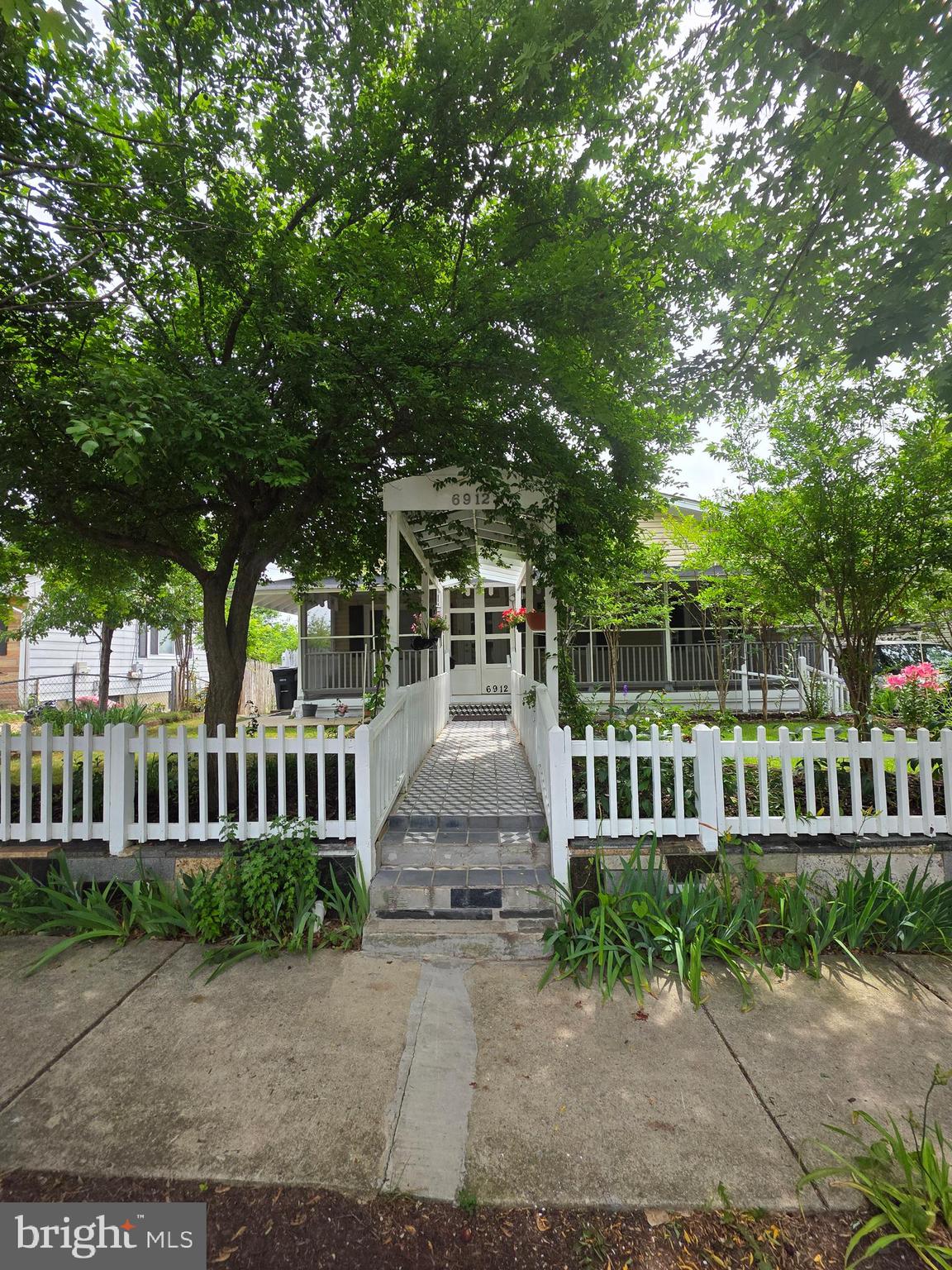 SOUTH LAWN - Residential