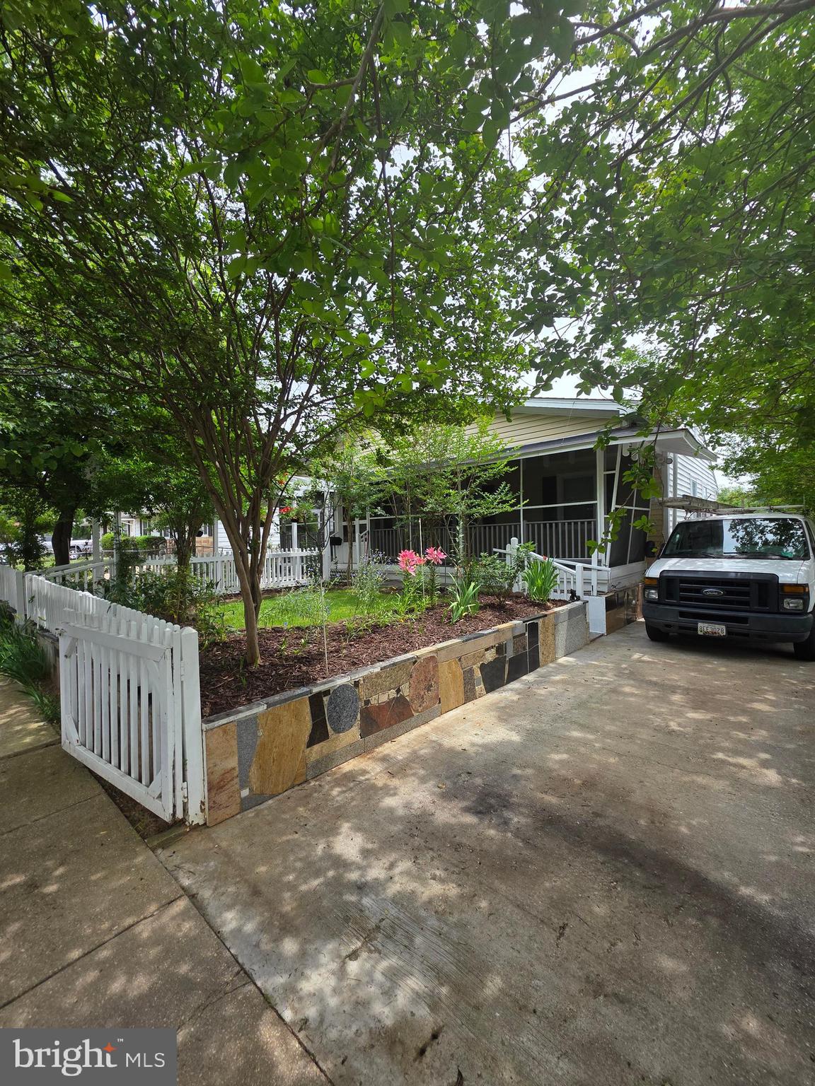 SOUTH LAWN - Residential
