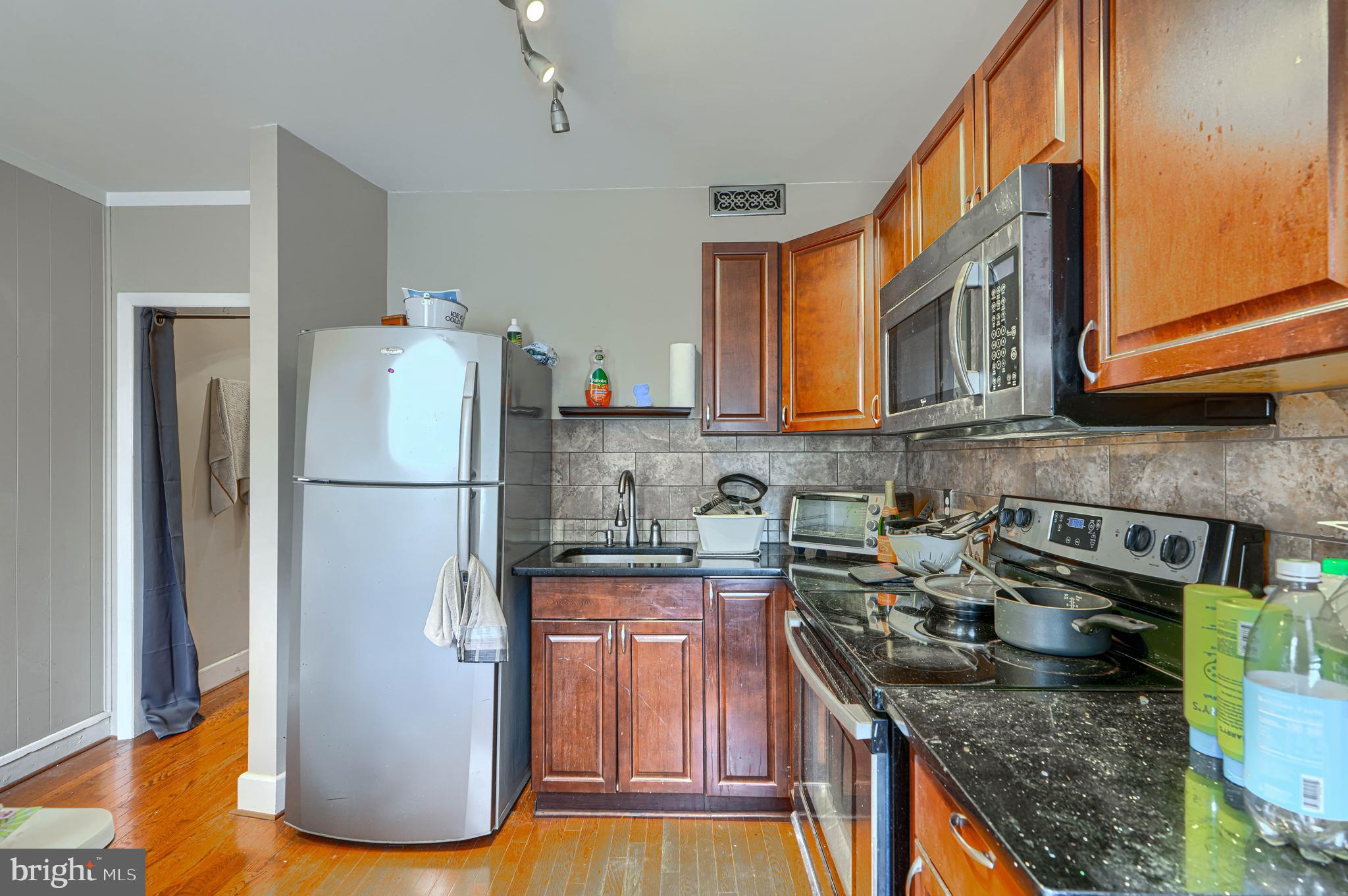 HIGHLANDTOWN - Commercial Sale