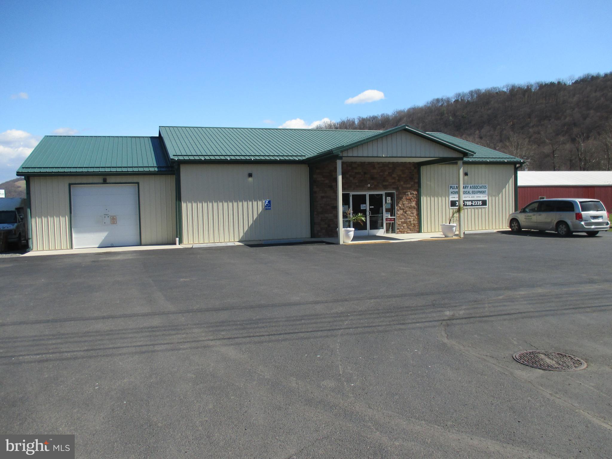 INVESTOR ALERT!! PRIME COMMERCIAL LOCATION NEAR WALMART AND TACO BELL. LARGE COMMERCIAL BUILDING UNDER A 5 YEAR LEASE WITH GREAT CASH FLOW. ALL PUBLIC UTILITIES AT SITE, HIGH VISIBILITY, AND GREAT INVESTMENT OPPORTUNITY. CALL TIM FOR LEASE DETAILS AND CAP RATE.
