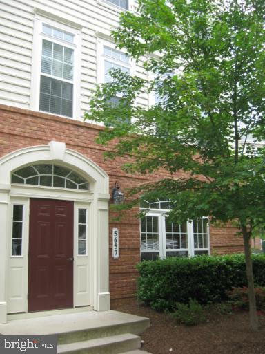 ***Applications received and approved***  END UNIT, 3 BR, 2.5 BA, 2 Levels * GROUND LEVEL 1 CAR GARAGE * KITCHEN WITH GRANITE COUNTER TOPS * MBR WITH TRAY CEILING & 2 WALK-IN CLOSETS, * JACUZZI, IN MBA WITH SEPARATE SHOWER * LIGHT FILLED BR WITH PLANTATION SHUTTERS & BLINDS * FREE SHUTTLE & 2 MILES TO METRO * MATISSE MODEL * Carpet  professionally cleaned *(PLEASE REMOVE SHOES)
Very good condition. Lease start days are only weekdays.