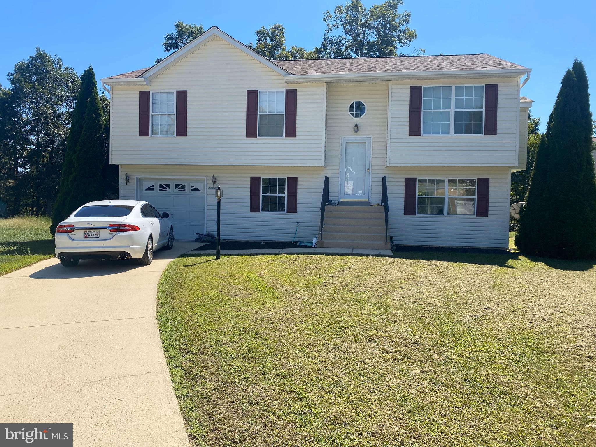 4 bedroom 3 full bath located in the established neighborhood of Dorchester.  This will maintained split foyer is located at the end of a cul de sac with quiet living.  Located close to shopping, schools and major commuter routes, this house is going to go quick!