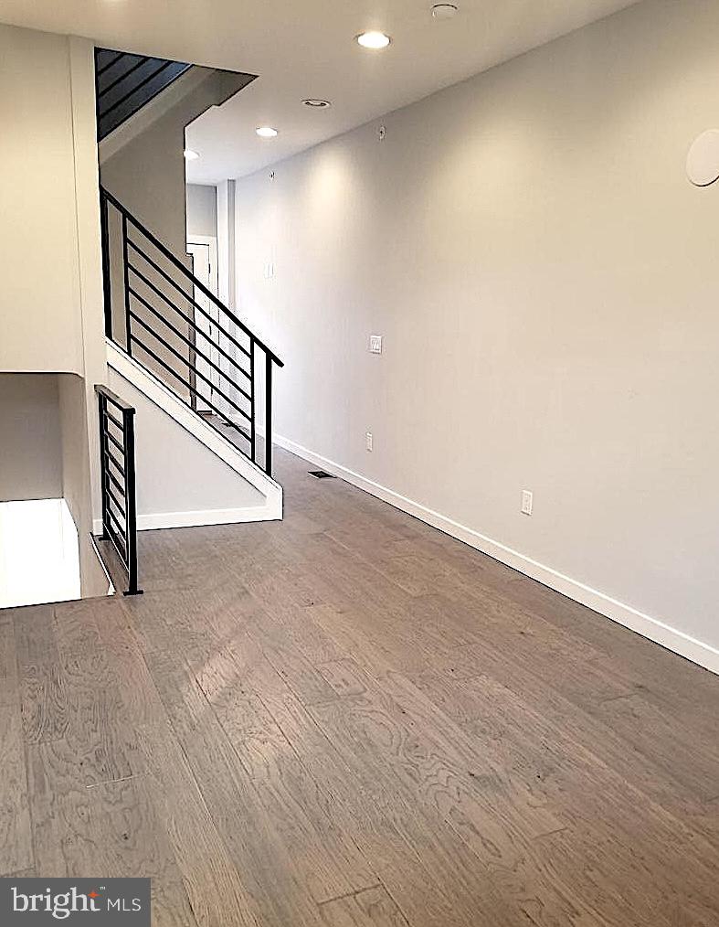 EAST KENSINGTON - Residential