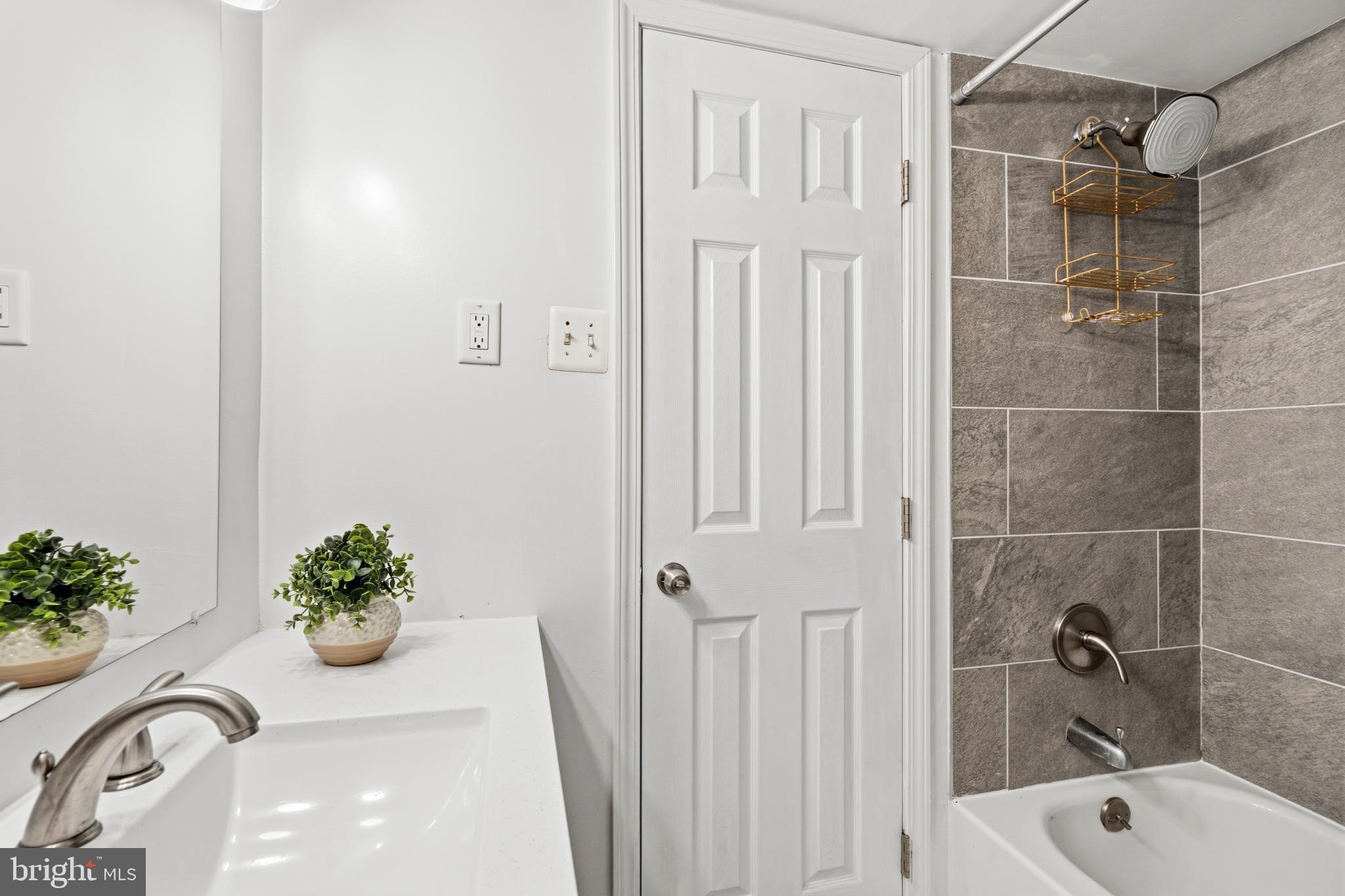 YORKTOWNE SQUARE - Residential