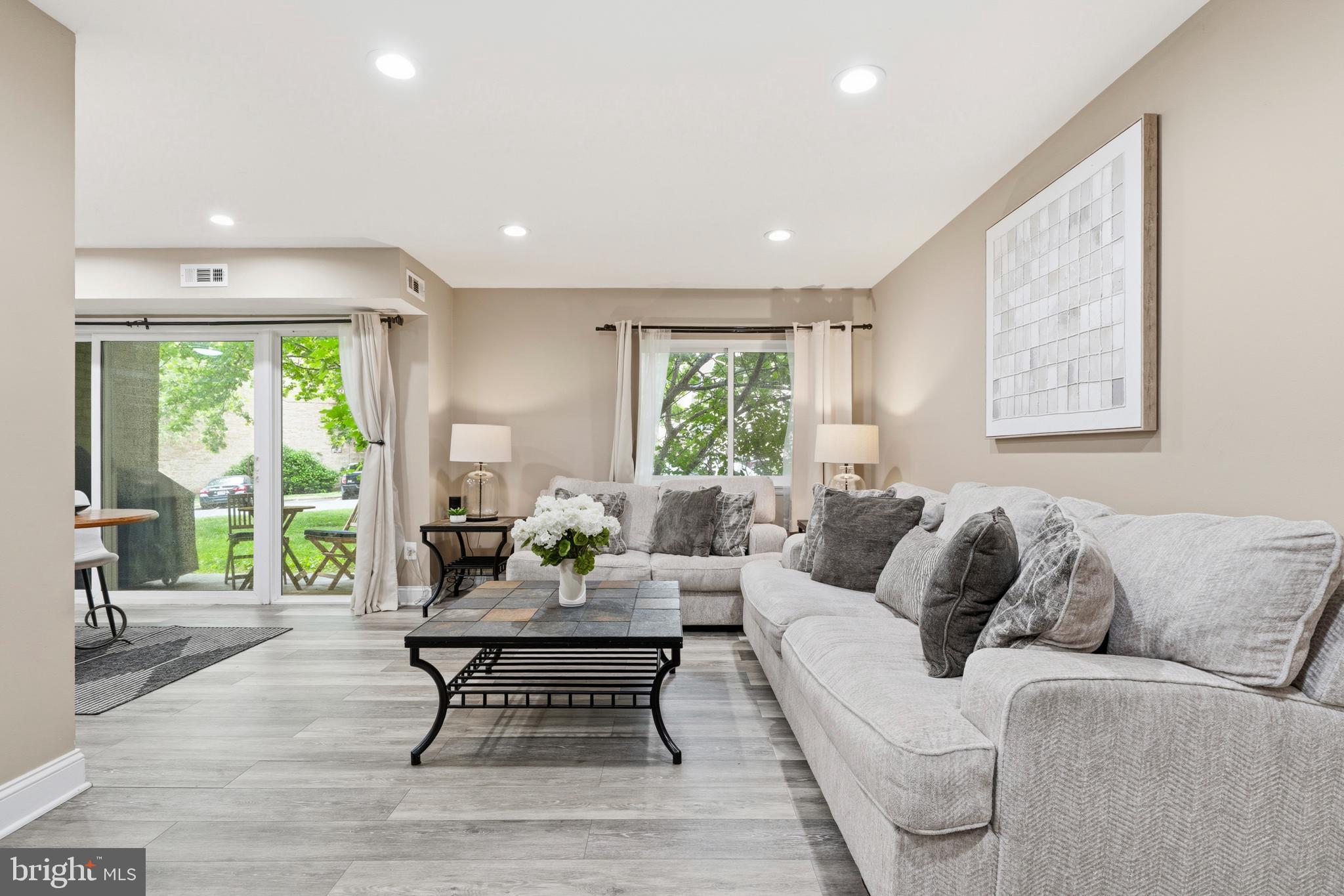 YORKTOWNE SQUARE - Residential