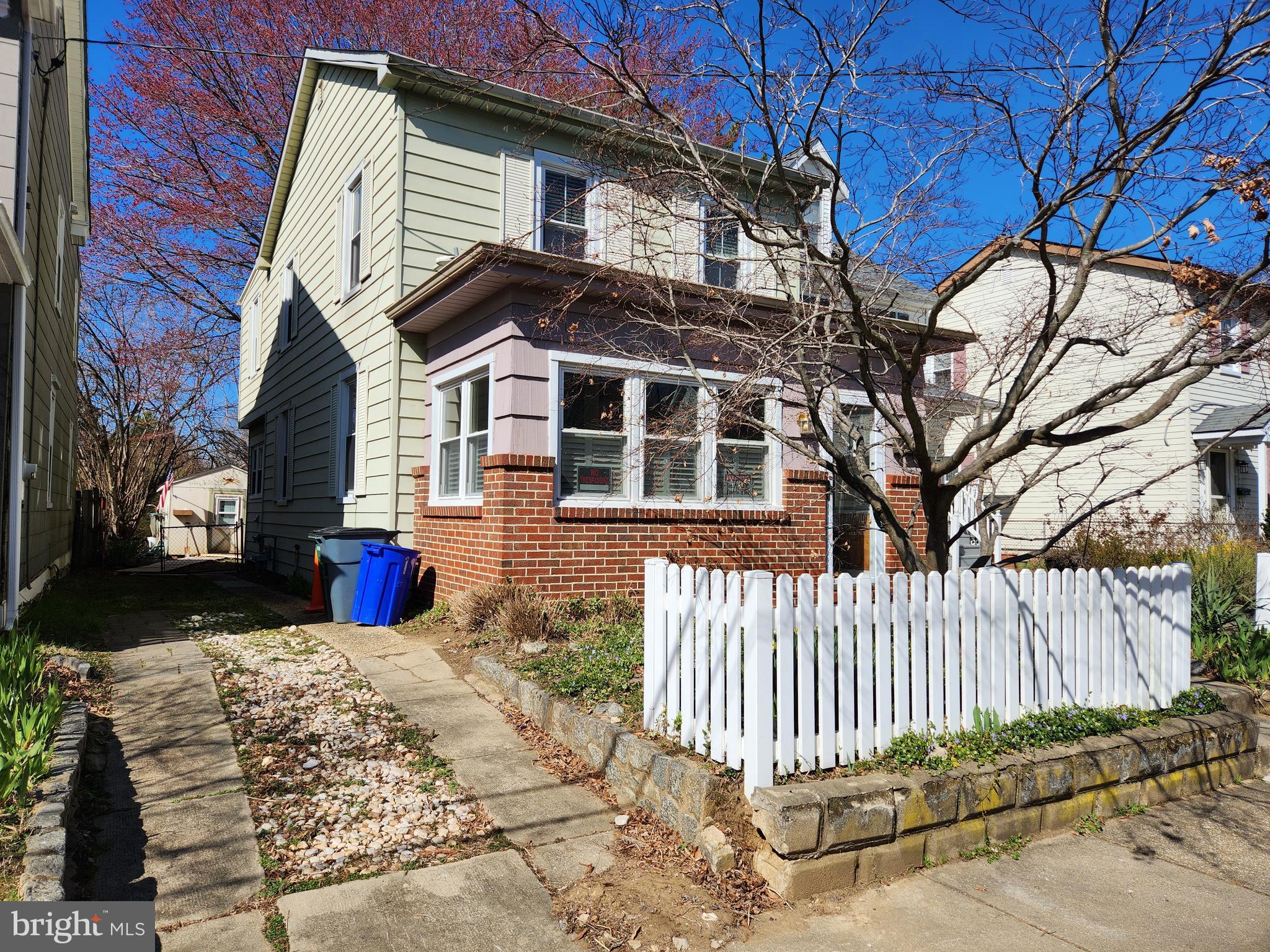 Downtown Annapolis. Original hardwood throughout home. Upper level with 3 bedrooms and 1 full bath.  Main level with kitchen and full bath. Dining room and living room. Screened in sun room to enjoy the beautiful morning sun. There is a shed in the rear with electric. Side yard to park your car plus street parking. With your TLC, this could be the home that you've been waiting for in downtown Annapolis.