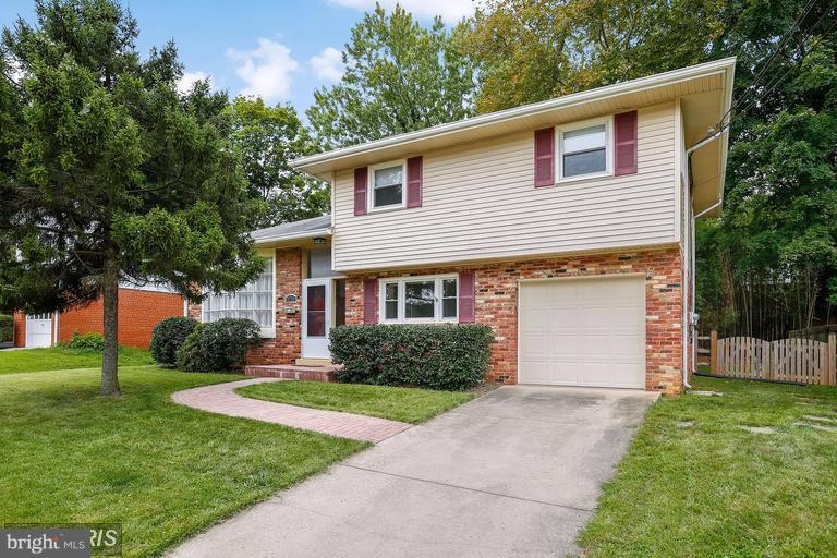 Price reduced. Beautiful hardwood floors, remodeled kitchen (granite, new cabs, new appls), 3 full updated baths w/ ceramic tile. Fresh paint, new lights, ceiling fans. Composite deck, brick patio, level yard, fenced. Replacement windows, HVAC 1yr, HWH 3yr. Convenient to NIH, Walter Reed NNMC, downtown Bethesda, Landon & French schools. Whitman-Pyle district. Poss 4th BR lower level.