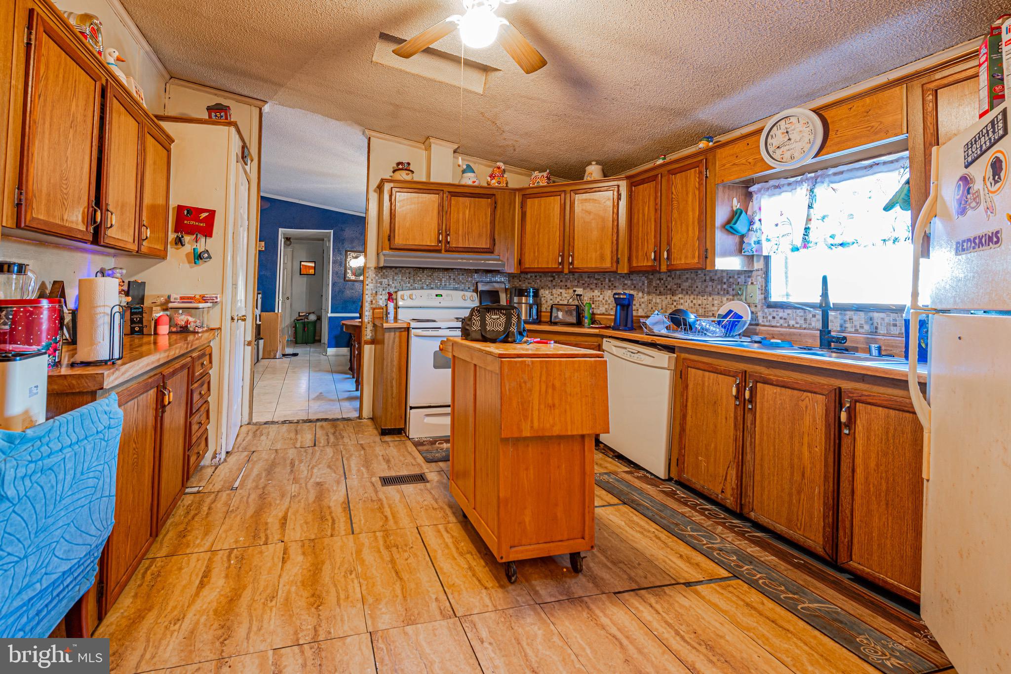 Investor alert or dream-it-yourself opportunity! This large double-wide in sought-after Mariners Cove off Rehoboth Bay is ready for a full renovation and brimming with potential. Offering 3 bedrooms and 2 full baths with a wide-open, spacious floor plan, this home provides an excellent canvas to create something truly special.
Mariners Cove is a standout waterfront community featuring boat docks and slips, boat ramps, a community center, picnic areas, pier, outdoor pool, and water and lake privileges—perfect for boating, fishing, and coastal living. With vision and updates, this property could be transformed into a beautiful bay-area retreat or year-round home. Bring your ideas and make it your own! Pictures have been enhanced by a professional photographer