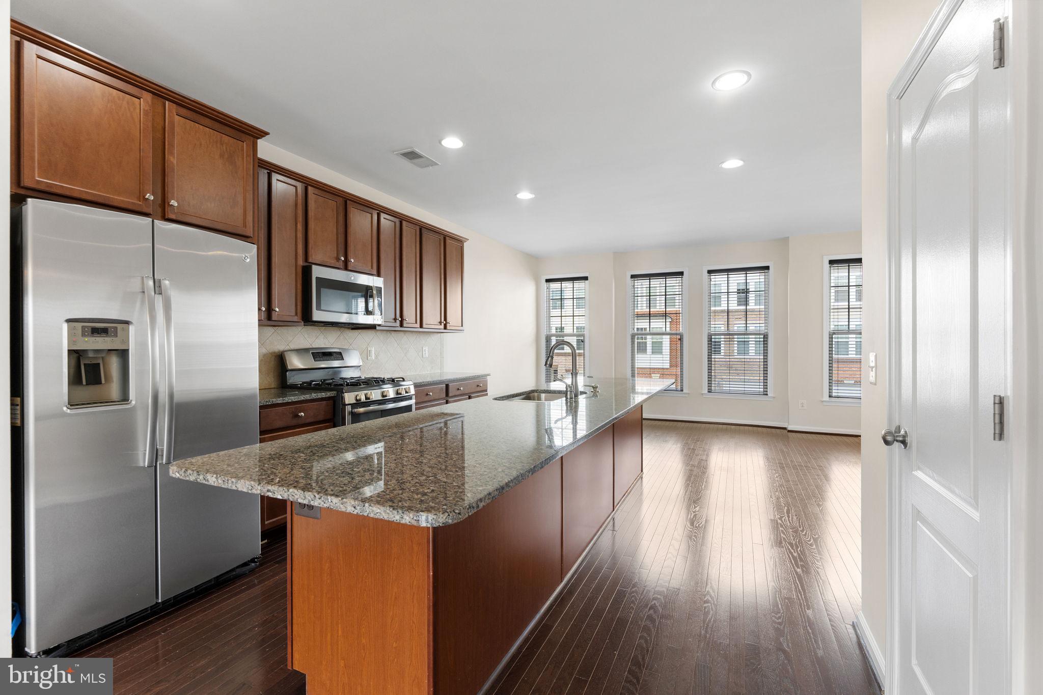 SIGNATURE AT BROADLANDS - Residential Lease