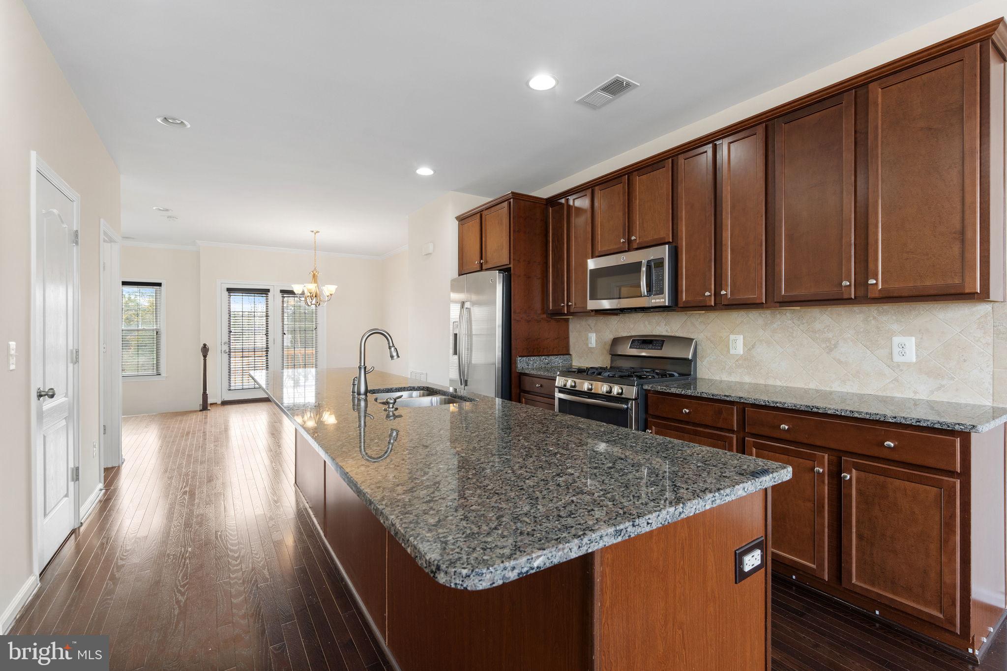 SIGNATURE AT BROADLANDS - Residential Lease