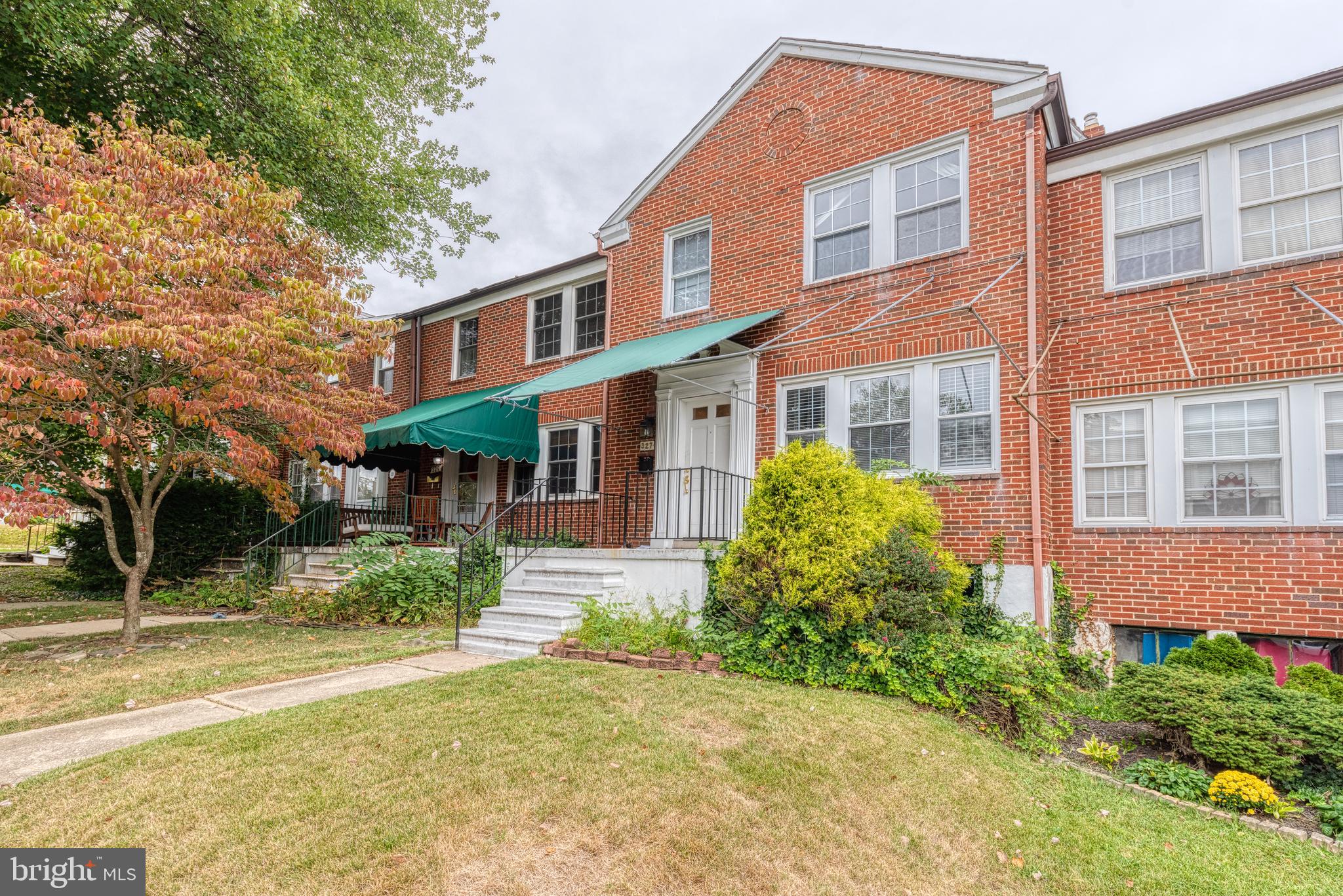 EXTERIOR BRICK, LARGE INTERIOR UNIT. UPDATED KITCHEN WITH MAPLE CABINETS WITH WALKOUT TO REAR COVERED DECK, BACK YARD!! LOWER LEVEL HAS POSSIBLE 4TH BDRM OR OFFICE. WINTER & SUMMER AWNINGS. WASHER/DRYER, EASY STREET PARKING, QUIET NEIGHBORHOOD, SPACIOUS HOME!!!! NO PETS SORRY. SCHEDULE YOUR SHOWING TODAY!!!!!