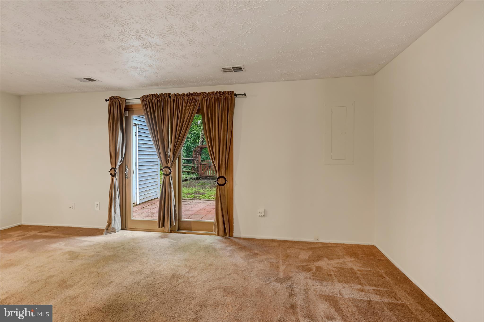 WHISPERING WOODS - Residential