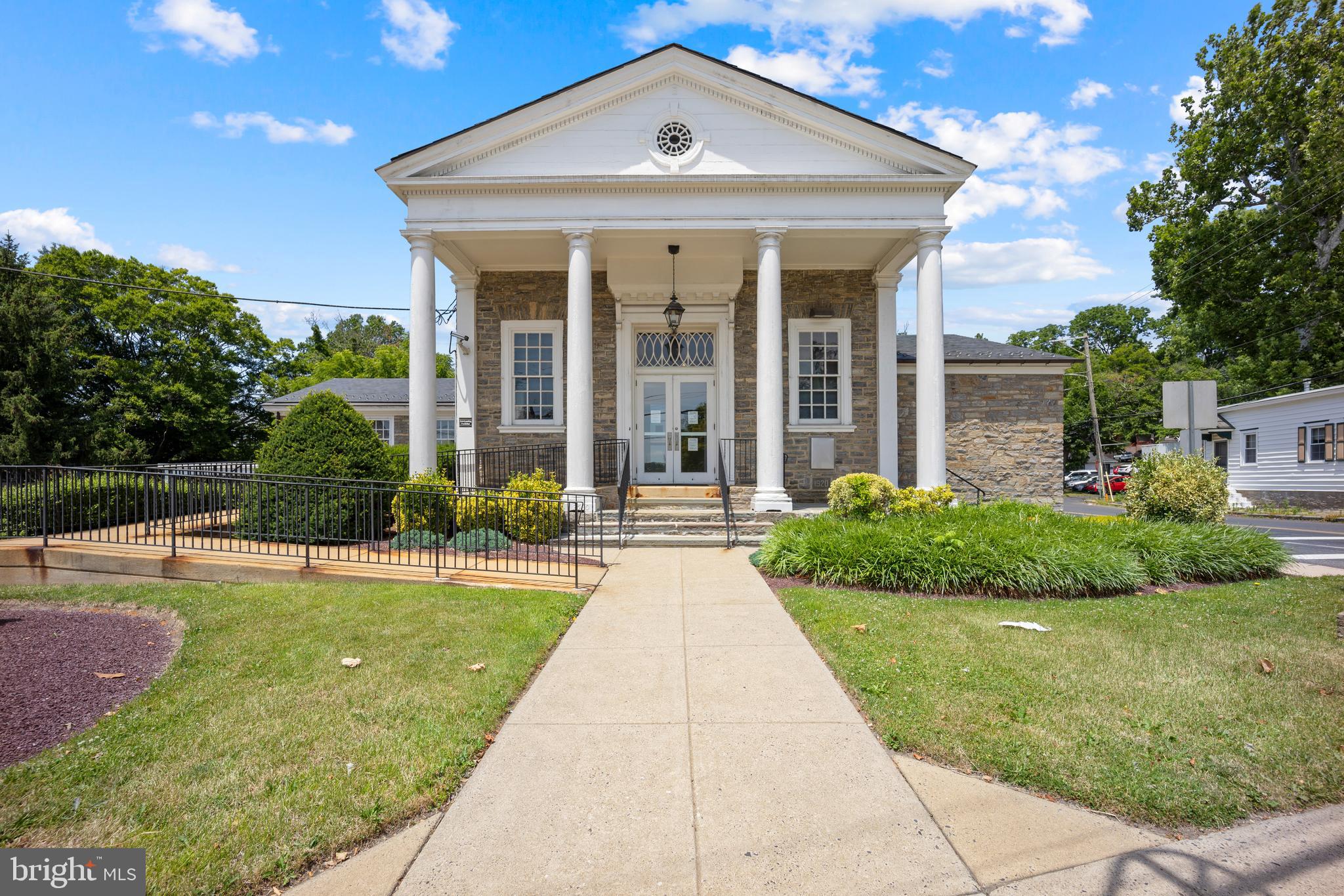 HUNTINGDON VALLEY - Commercial Sale