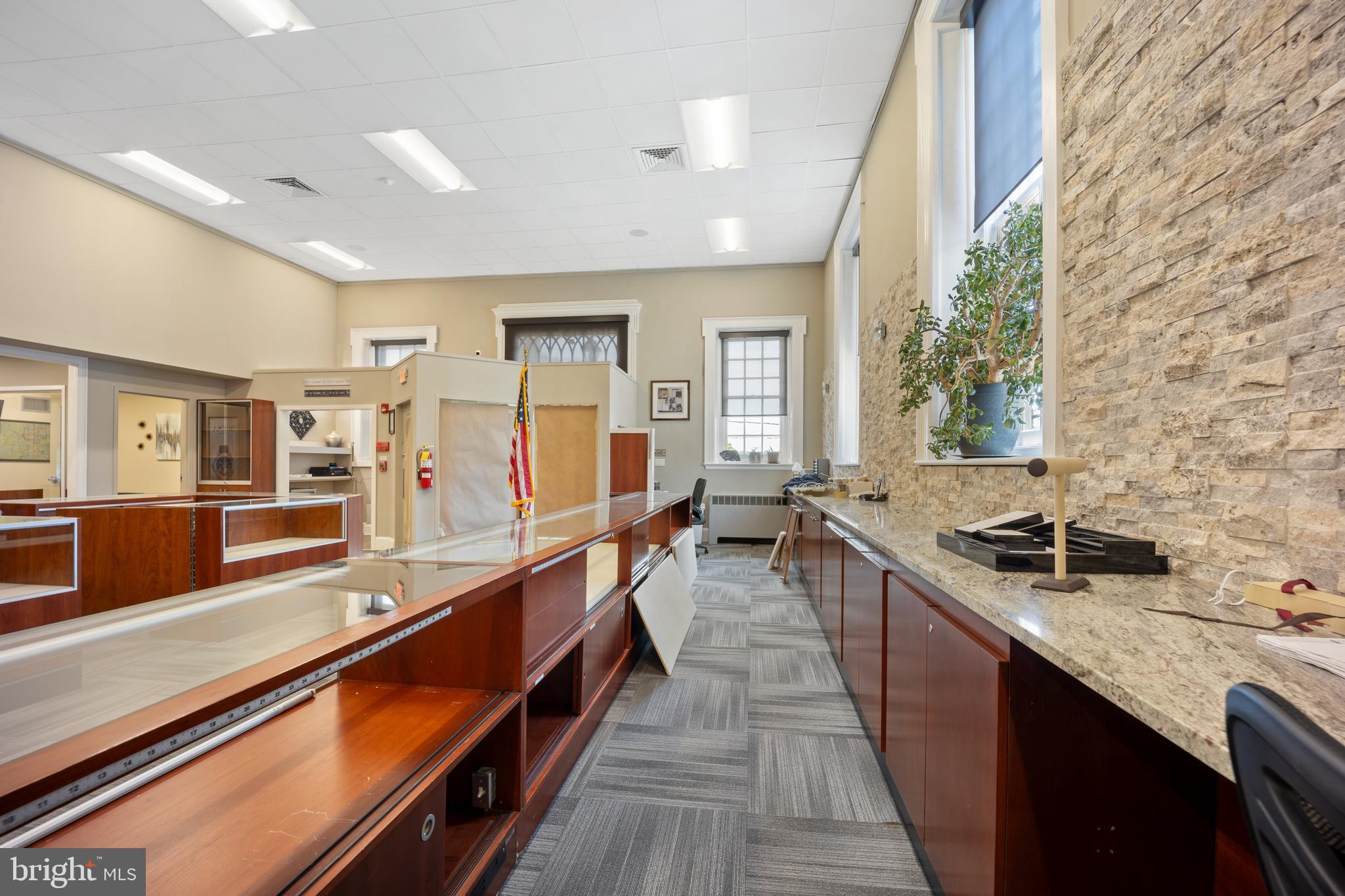 HUNTINGDON VALLEY - Commercial Sale
