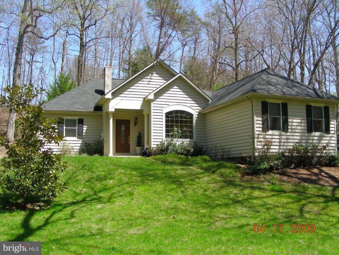Kt. 2 ovens  granite counters.stainless appliances. Breakfast area.Lg DR.w/coffered ceiling,built ins.  Master bath W/2 person jet tub, separate shower, his and her sinks. Lg walk in closet. Great Family room with gas fireplace. Home has been completely remolded. Available Sept. 1st.  Agent must smite credit report, letter from employer.