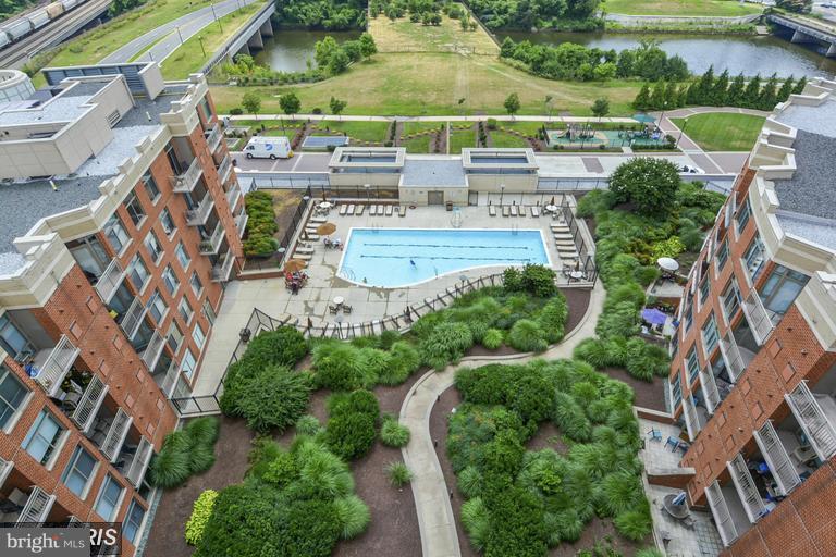 ECLIPSE ON CENTER PARK - Residential