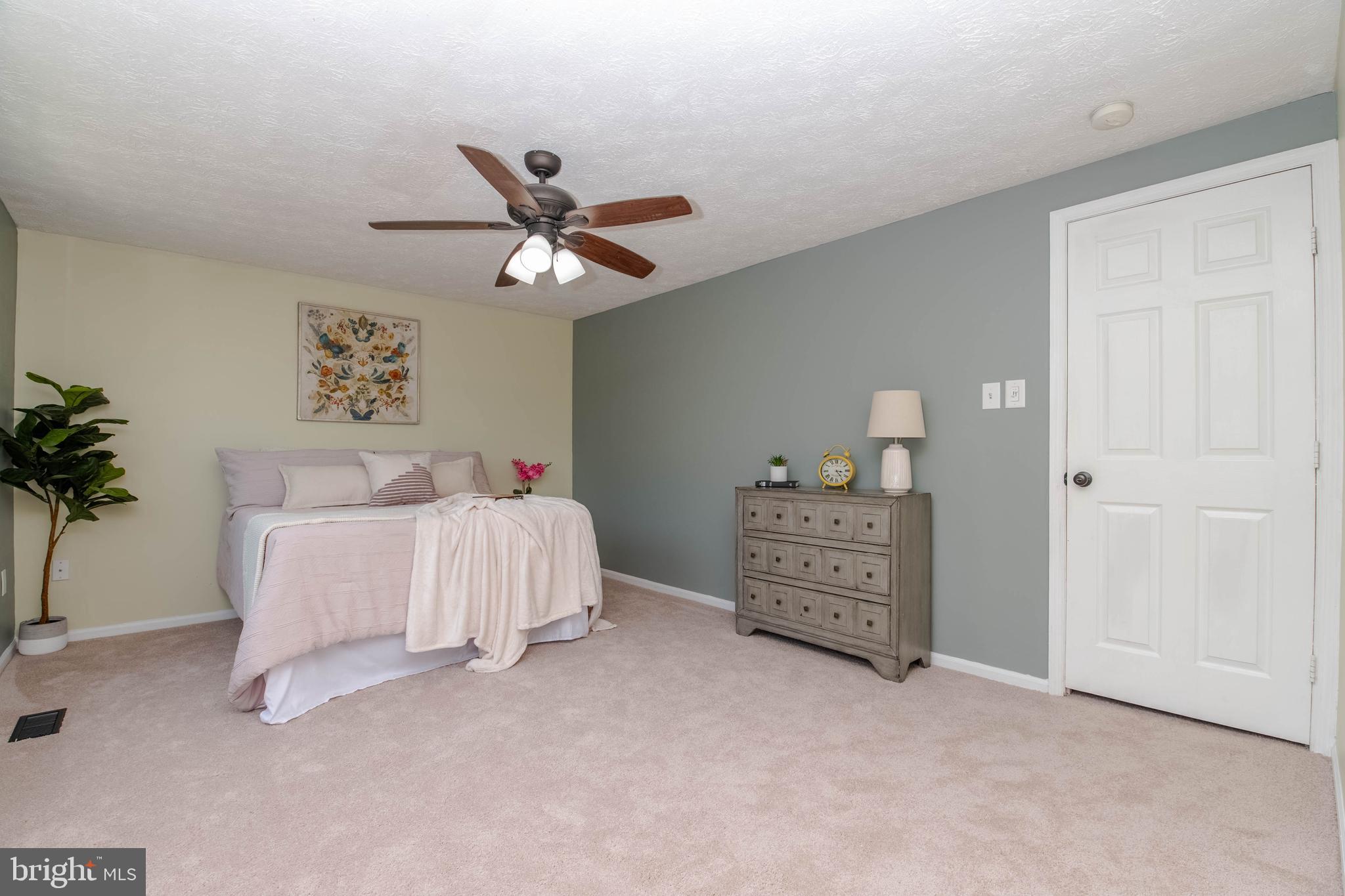 CONSTANT FRIENDSHIP - Residential