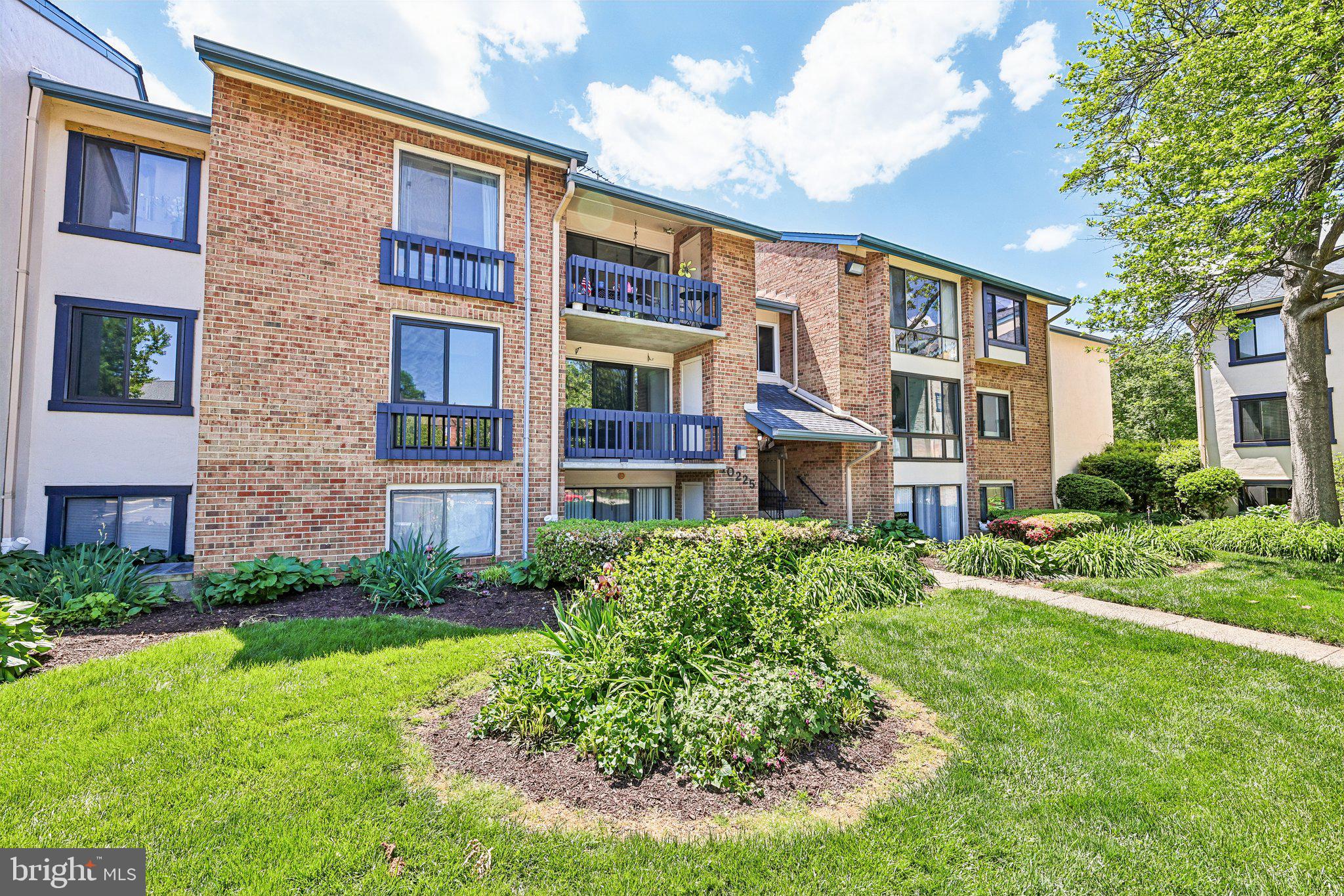VISTAS OF VIENNA CONDOMINIUMS - Residential