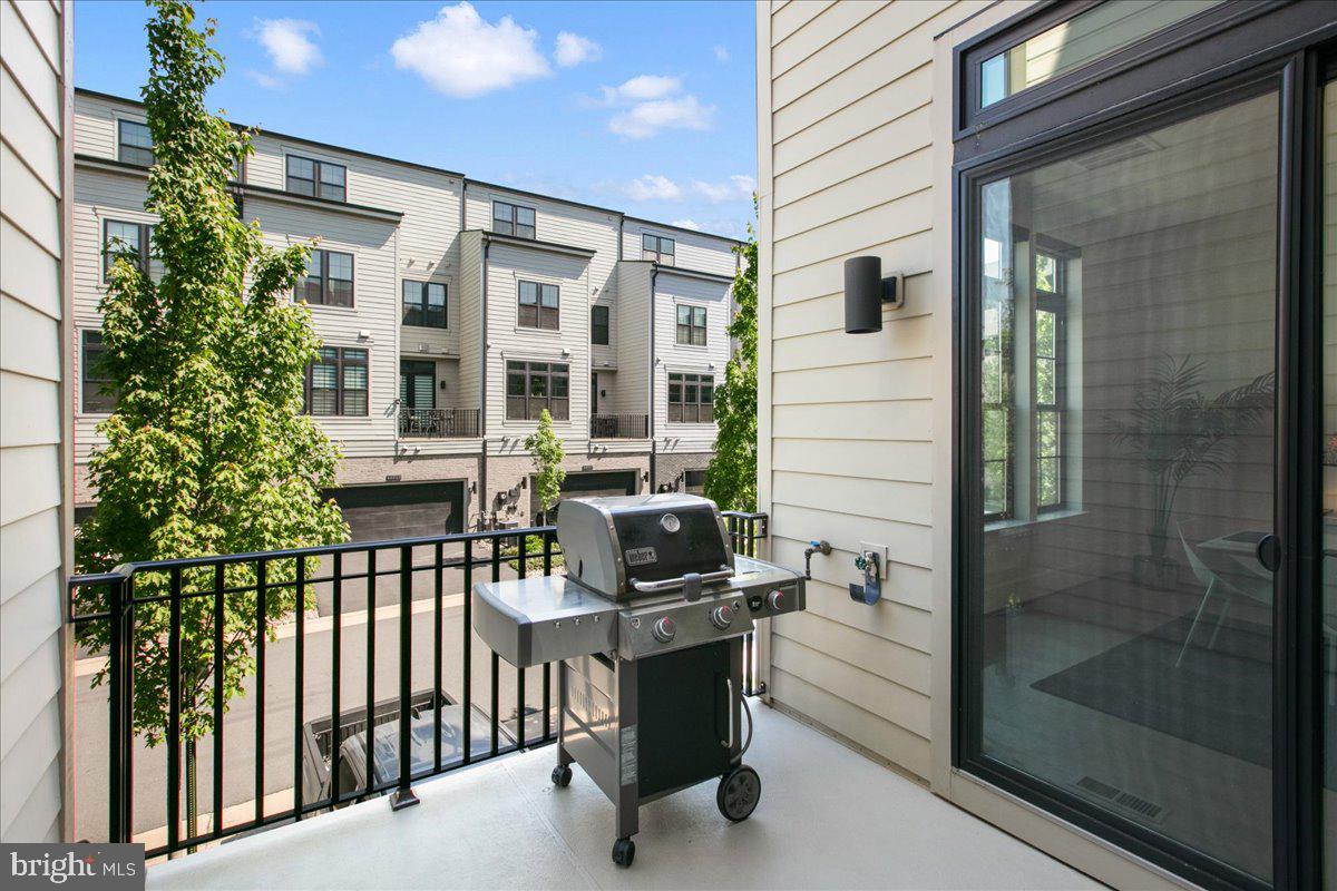 ONE LOUDOUN - Residential