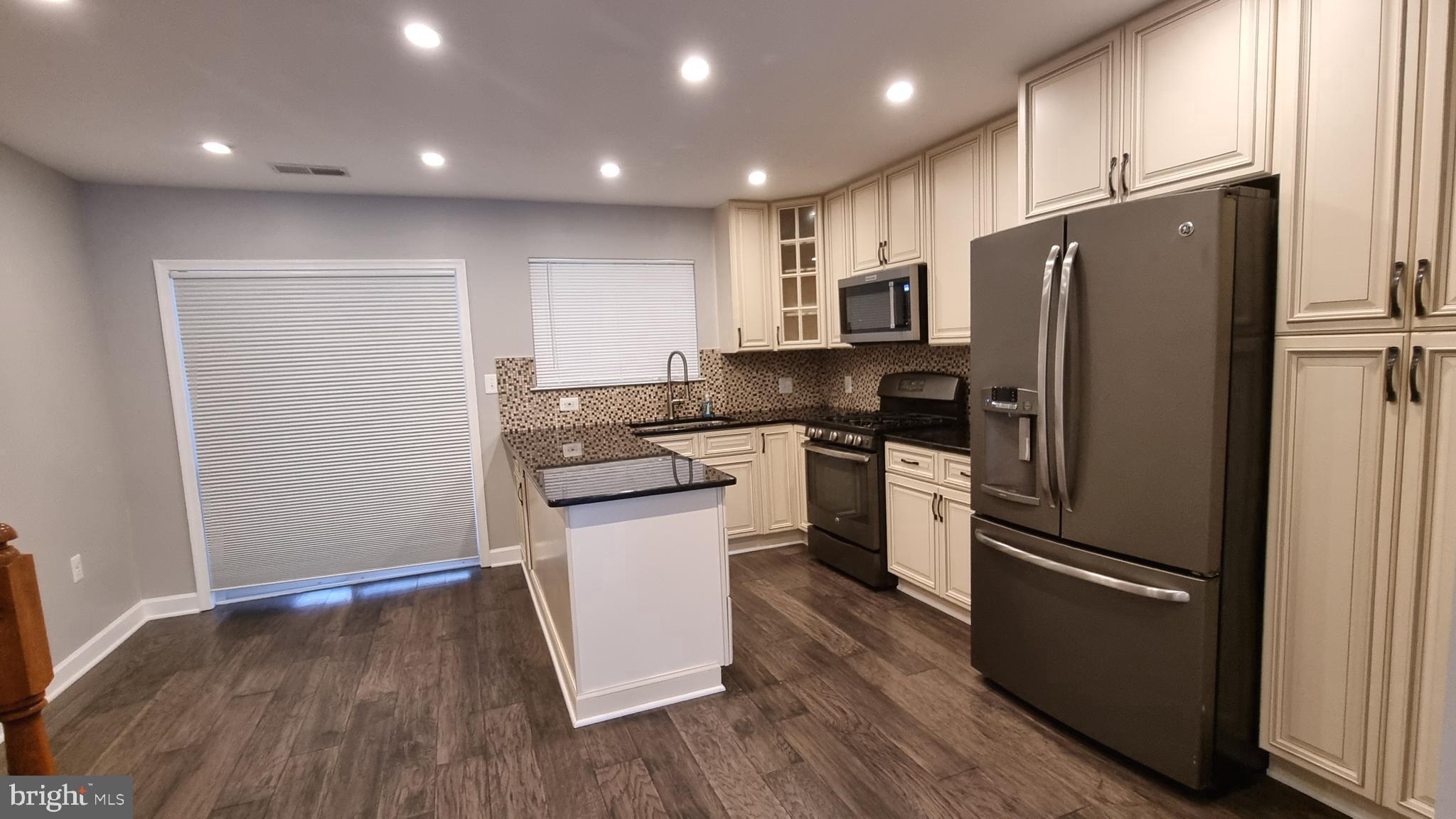 FAIR LAKES LAND BAY 4D - Residential Lease