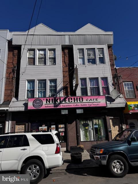 Turnkey investment, 4  mix used  properties right next to each other.  4 stores and  6 apartments.  The buildings are in very good condition and good .  If you only wan t to buy the two 3-story building, we can do so too. L It is one of the best investment packages in south philadelphia. Come to check it, very motivated sellers.