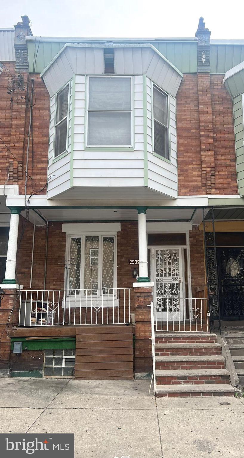 Welcome to this spacious 3 bedroom 2 full bathrooms (1st floor full bathroom)  home in Strawberry Mansion. Original hardwood floors throughout, 9 ft ceilings. Could be converted back to a 4 bedroom. Needs some TLC! Being sold as is