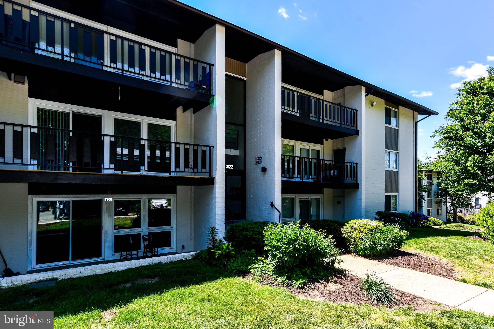 HUNTLEY SQUARE CONDOMINIUMS - Residential