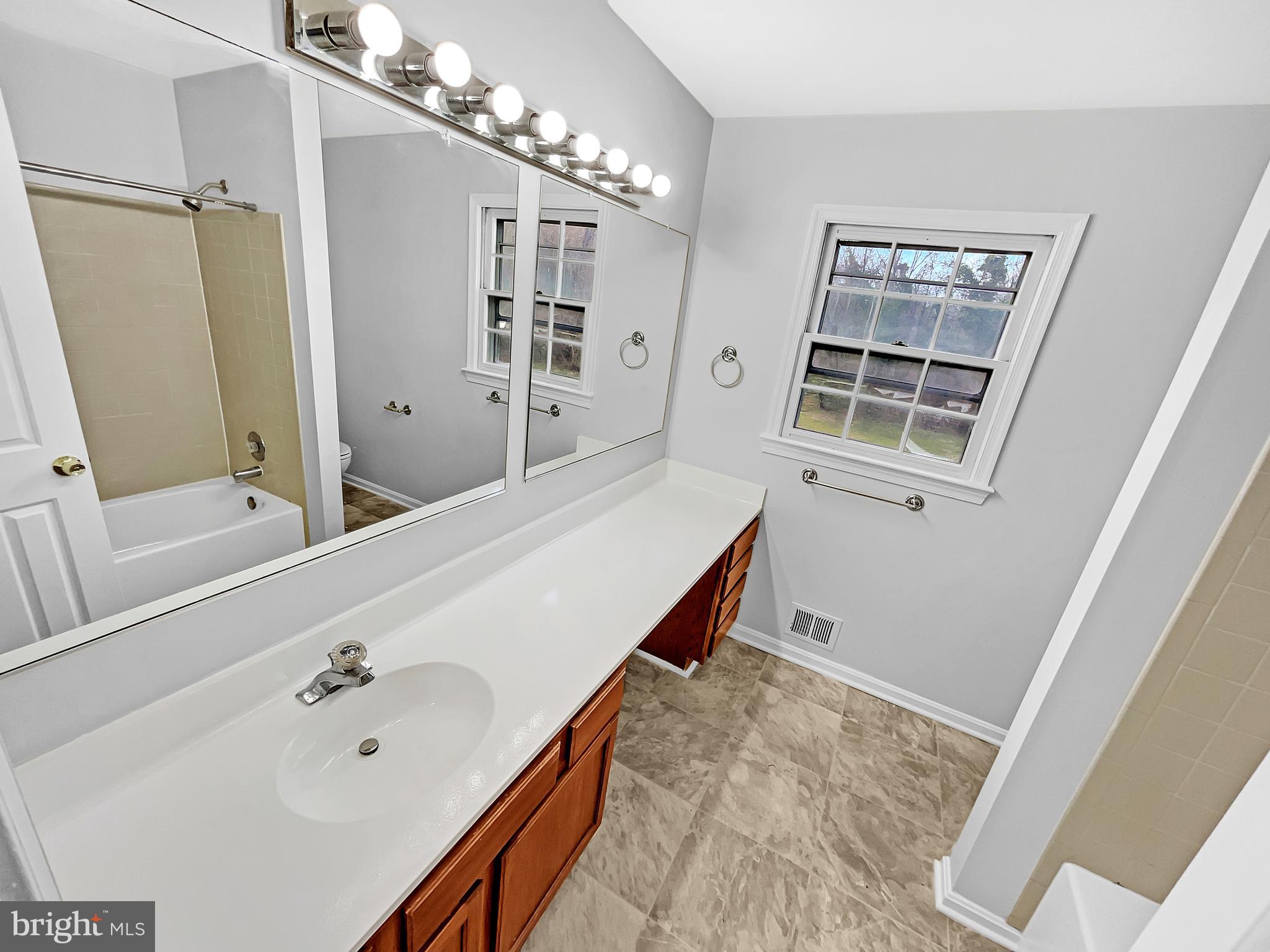 KINGSTON CHASE - Residential