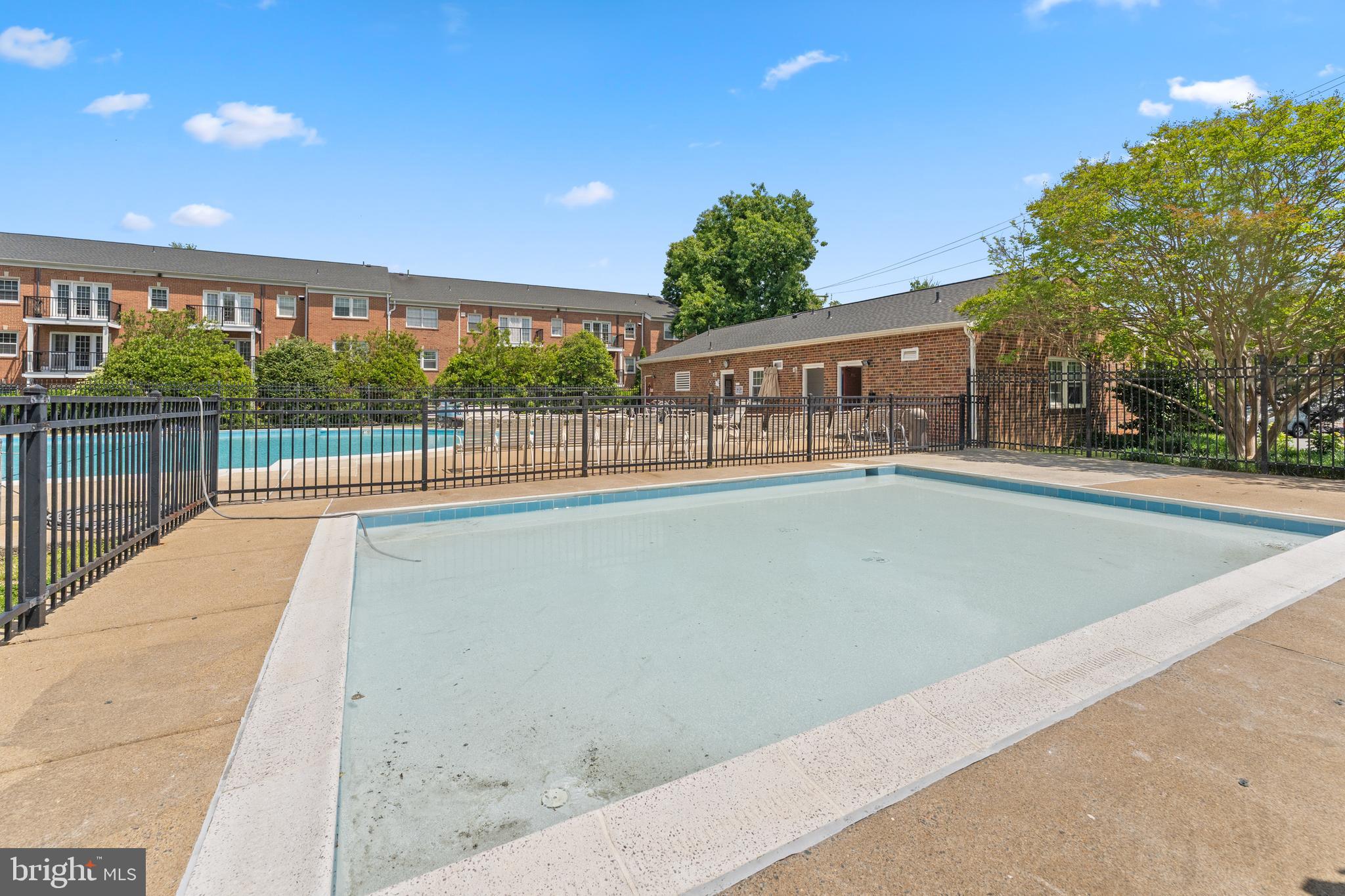 FOXCROFT COLONY CONDOS - Residential