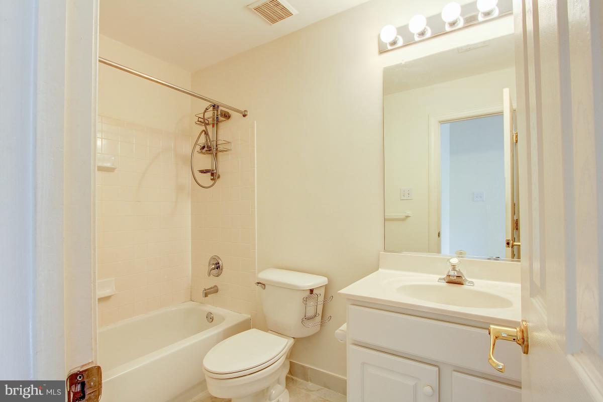 WILLOWS OF POTOMAC - Residential Lease
