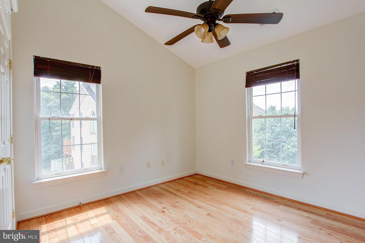 WILLOWS OF POTOMAC - Residential Lease